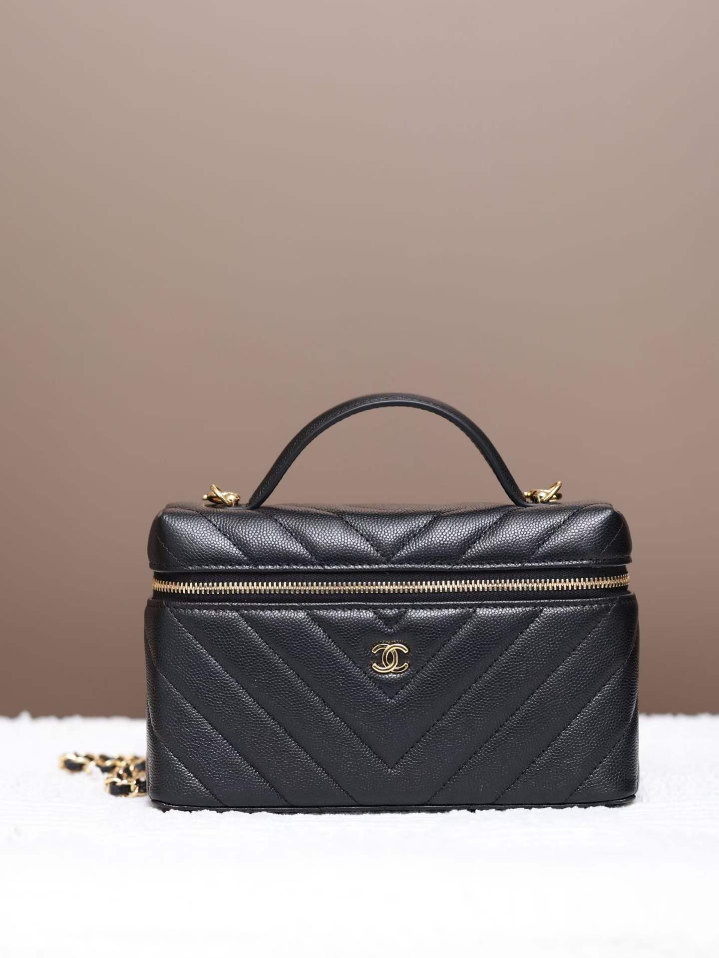 Chanel Vanity with Chain view 1