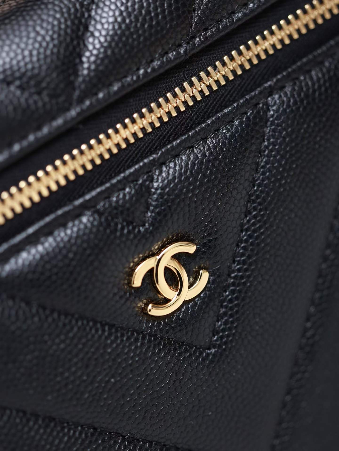 Chanel Vanity with Chain view 5