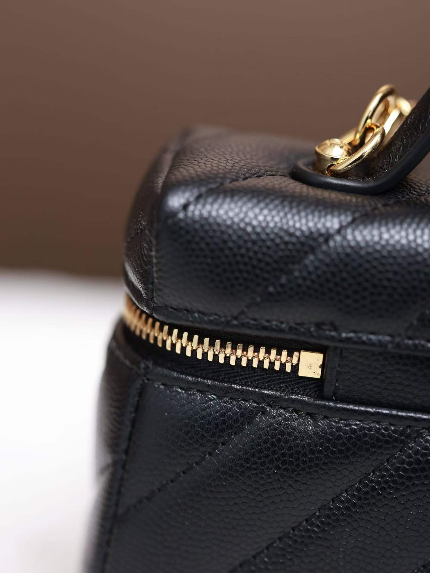 Chanel Vanity with Chain view 8