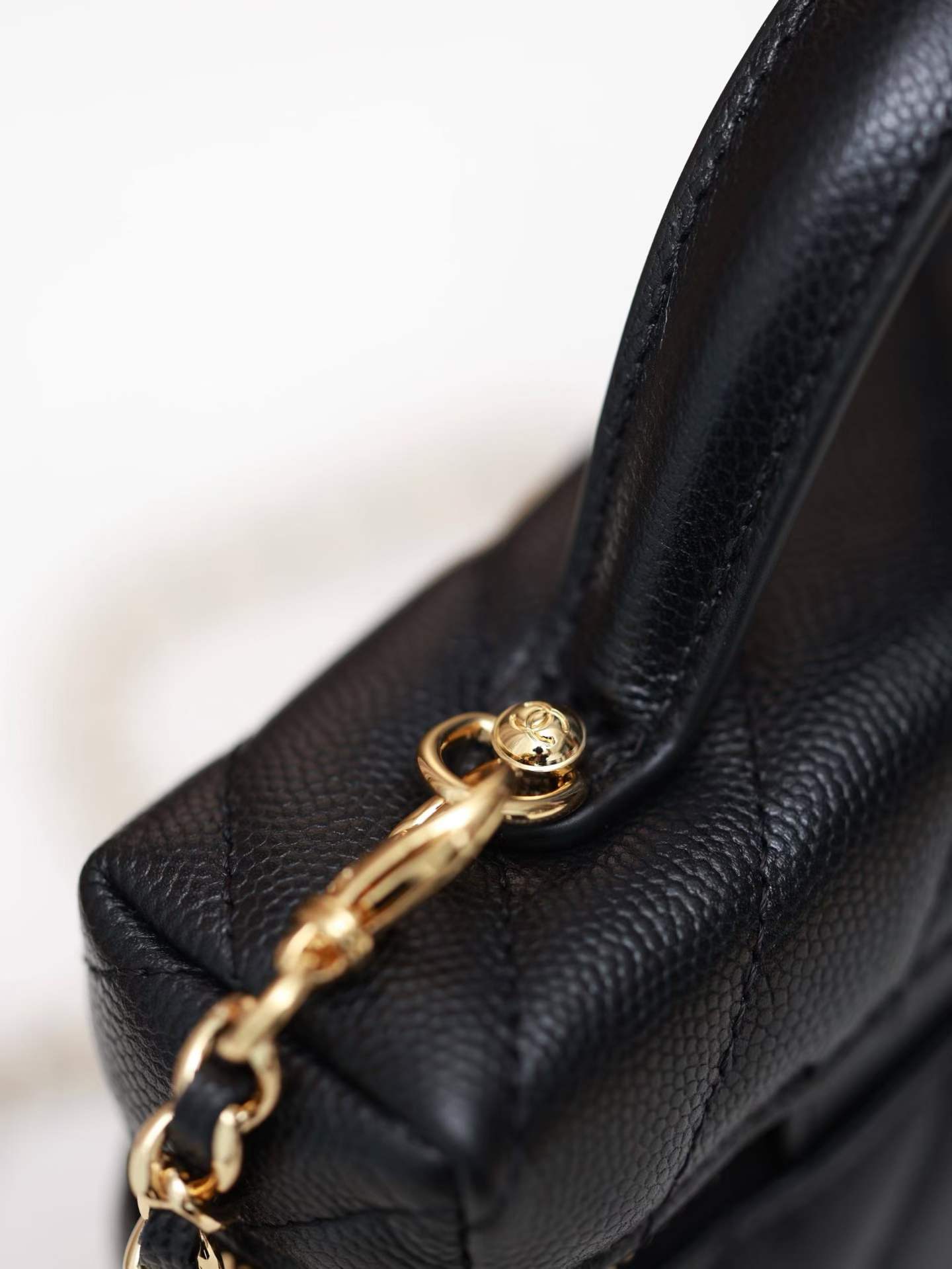 Chanel Vanity with Chain view 9
