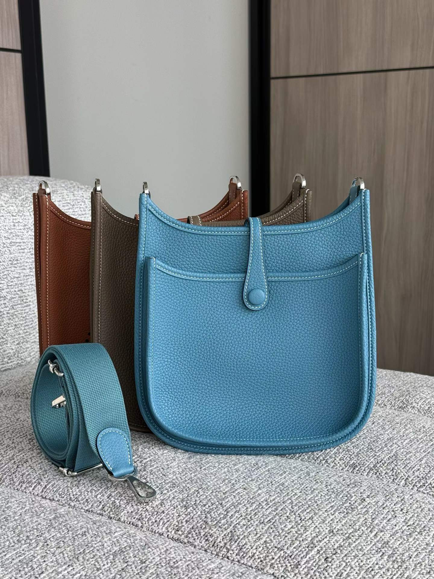 Hermès Neo Evelyne 23 Shoulderpack view 2