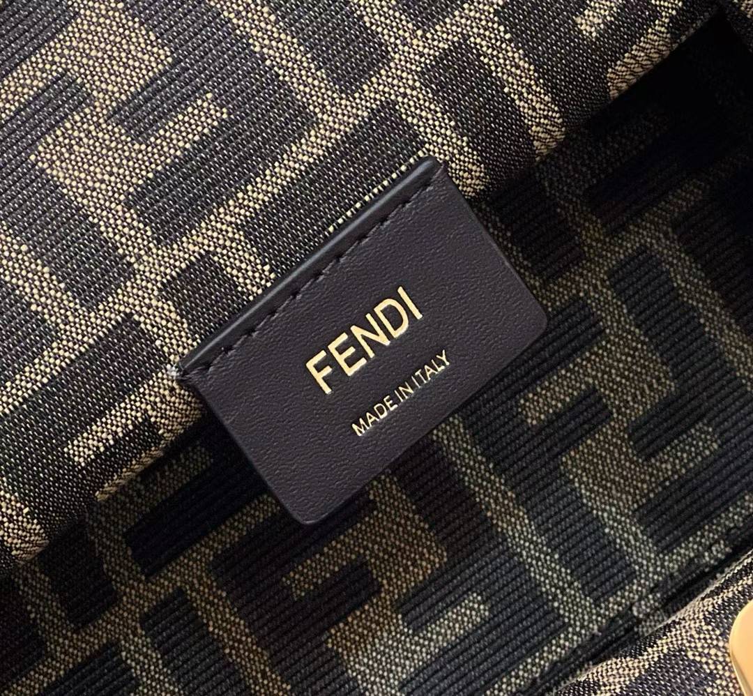 Fendi FIRST Shoulder bag view 17