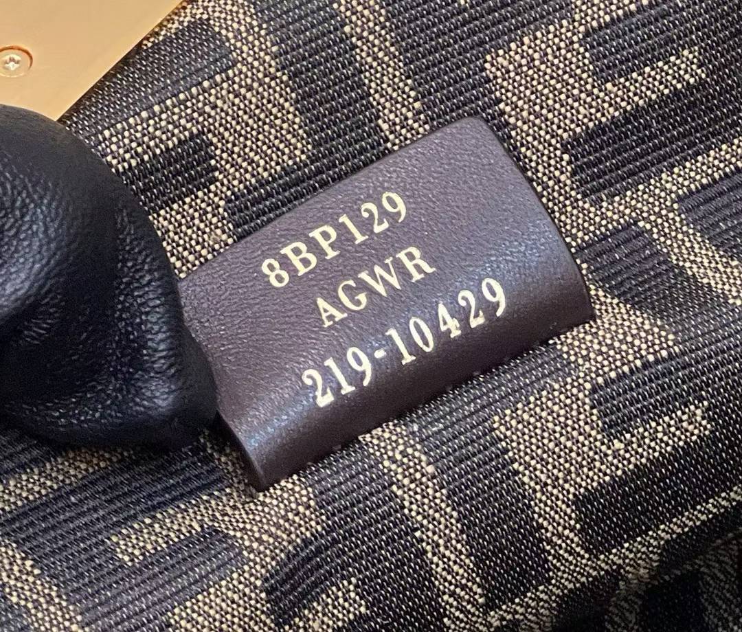 Fendi FIRST Shoulder bag view 8