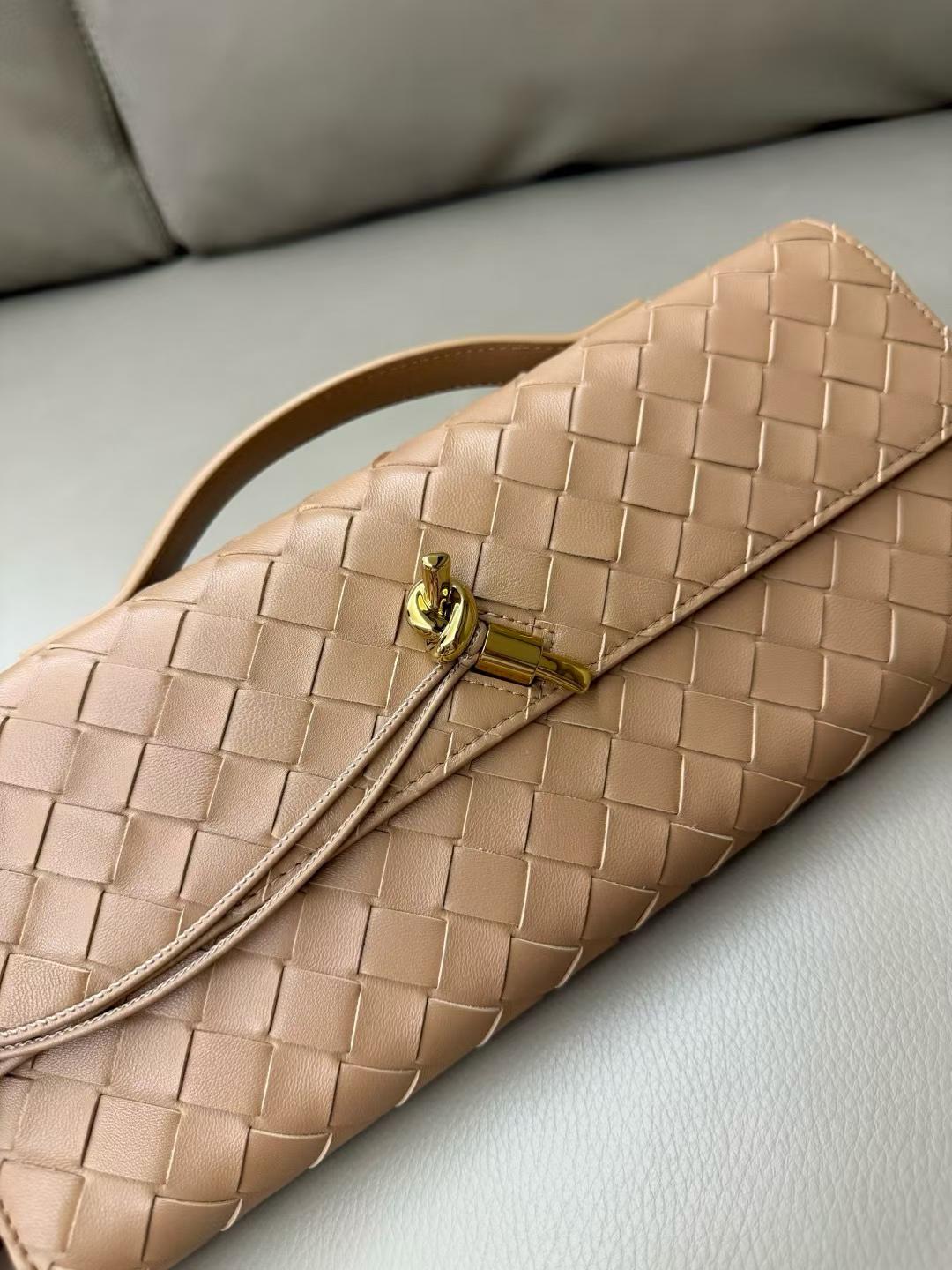 Bottega Veneta Andiamo Clutch view 2