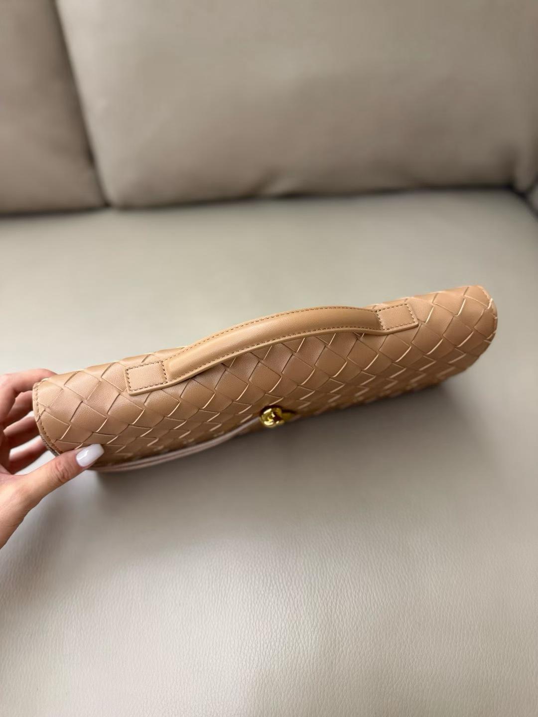 Bottega Veneta Andiamo Clutch view 3