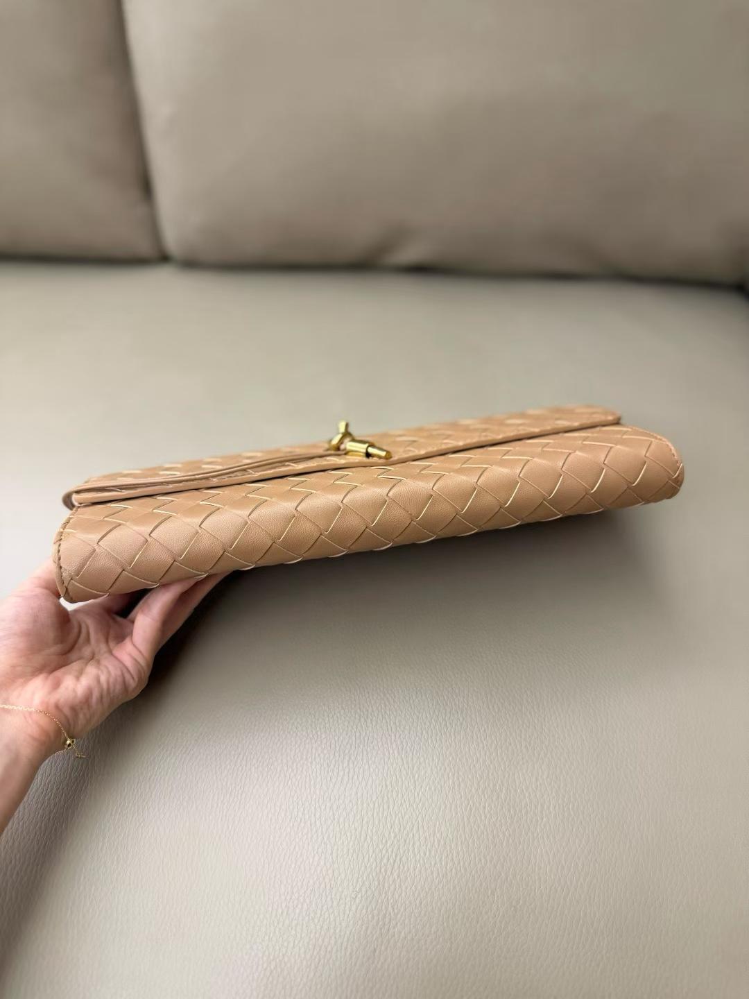 Bottega Veneta Andiamo Clutch view 4