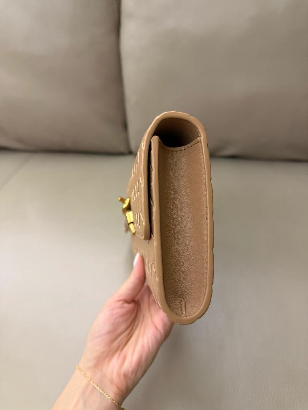Bottega Veneta Andiamo Clutch view 5