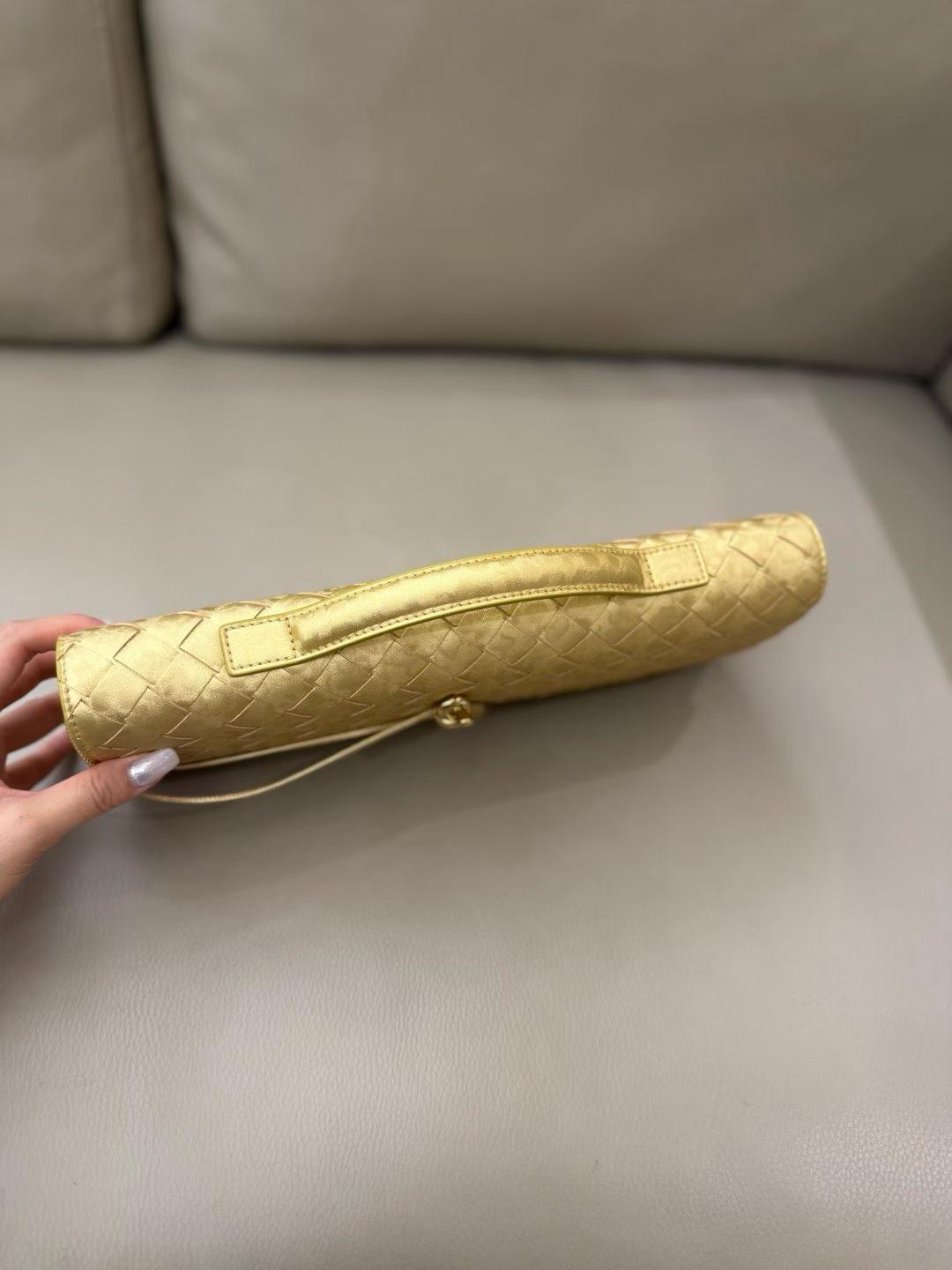Bottega Veneta Andiamo Clutch view 3
