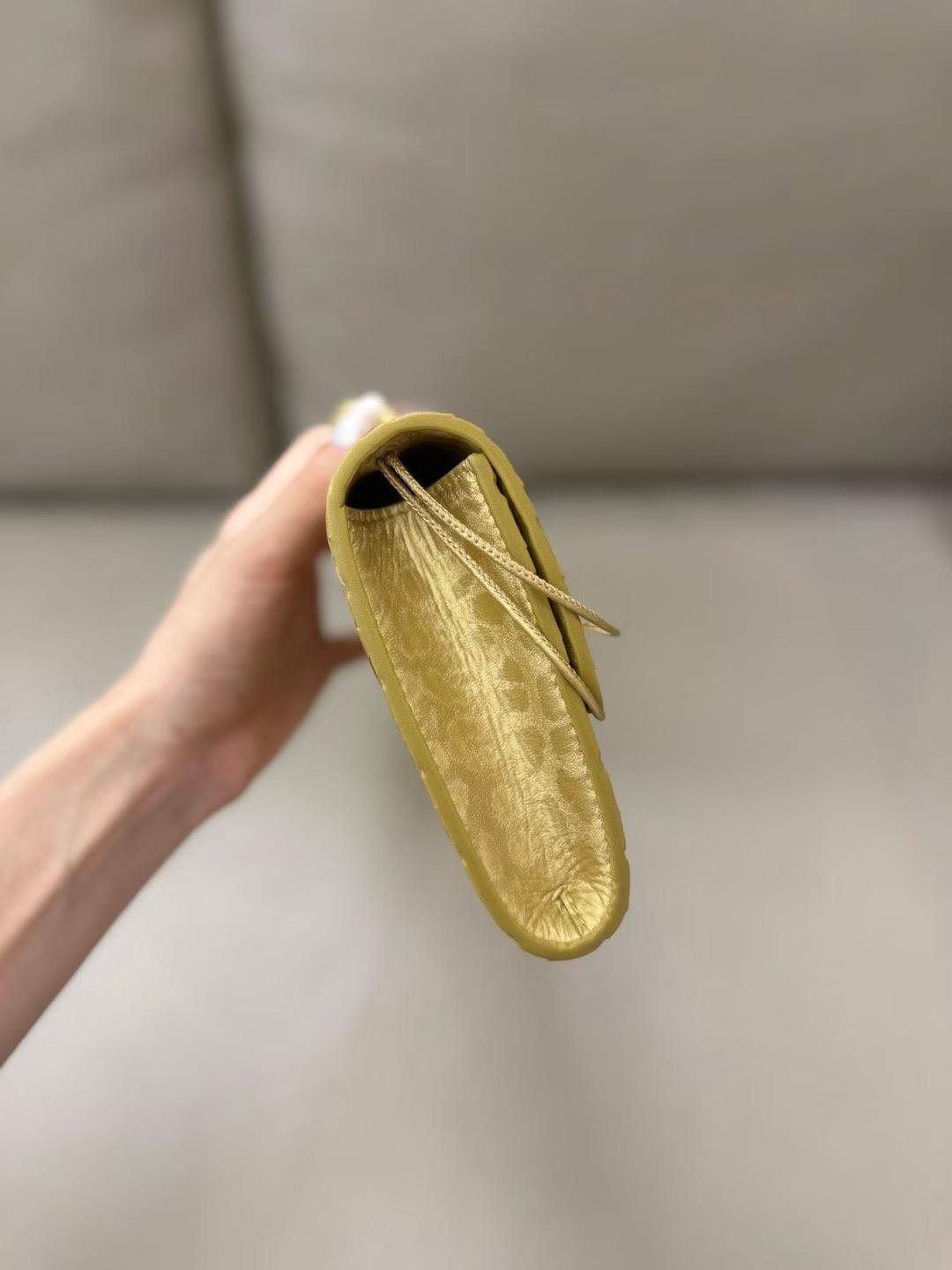 Bottega Veneta Andiamo Clutch view 4