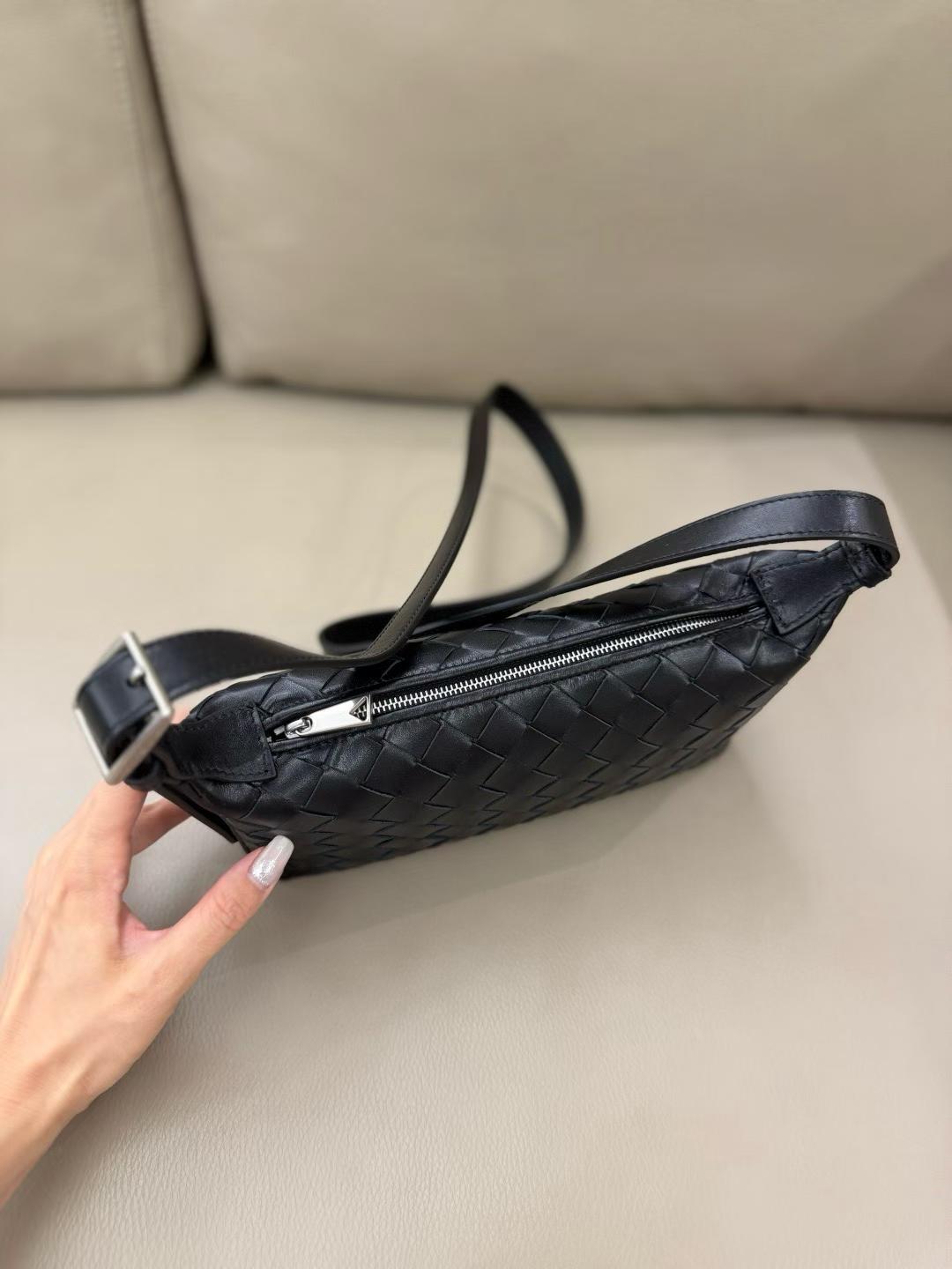 Bottega Veneta Traveler Bag view 2
