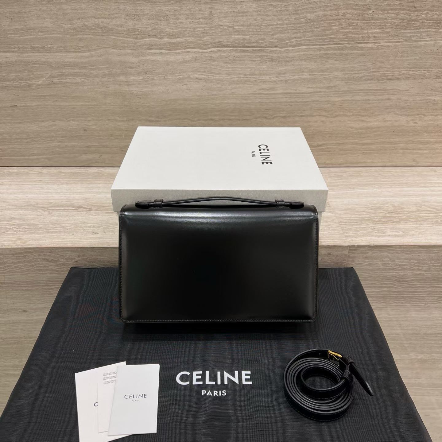 Celine MEDIUM TRIOMPHE FOLIO IN Natural calfskin view 2