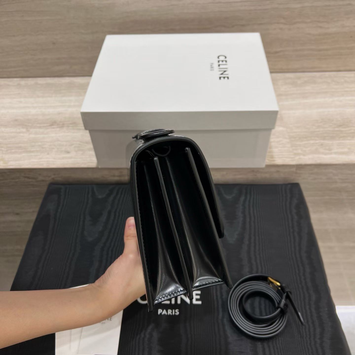 Celine MEDIUM TRIOMPHE FOLIO IN Natural calfskin view 4