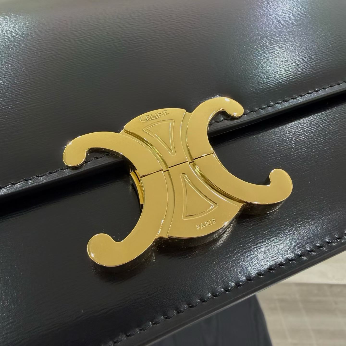 Celine MEDIUM TRIOMPHE FOLIO IN Natural calfskin view 7