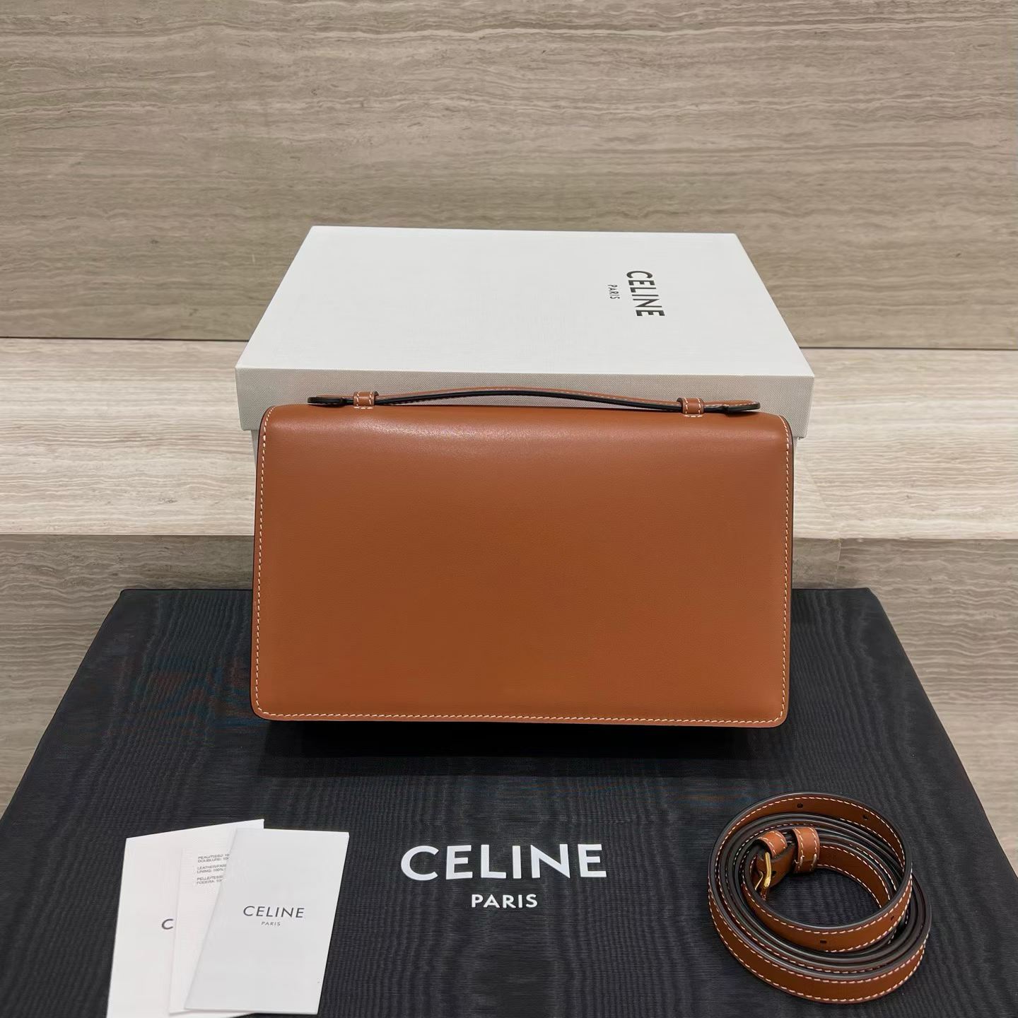 Celine MEDIUM TRIOMPHE FOLIO IN Natural calfskin view 2