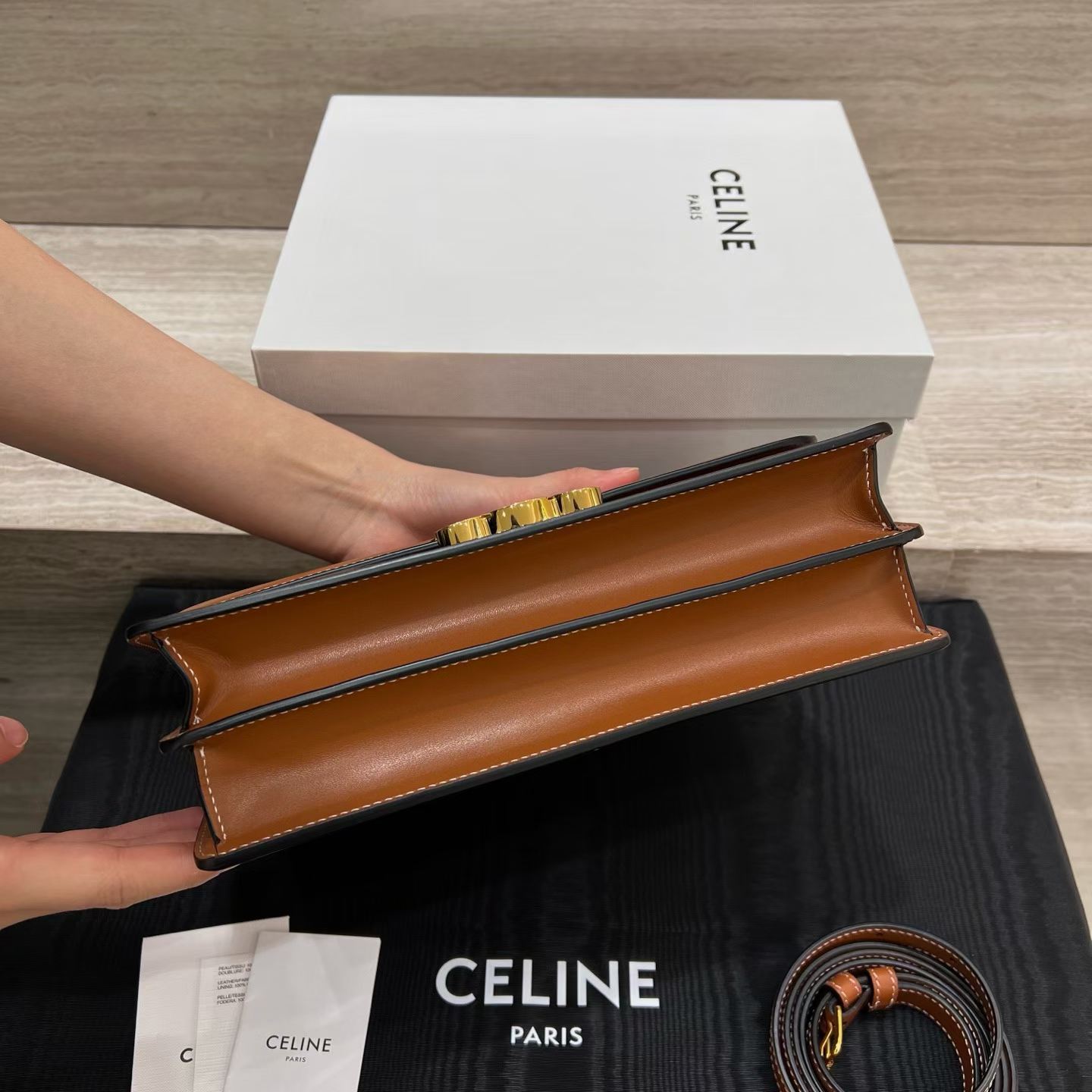 Celine MEDIUM TRIOMPHE FOLIO IN Natural calfskin view 3