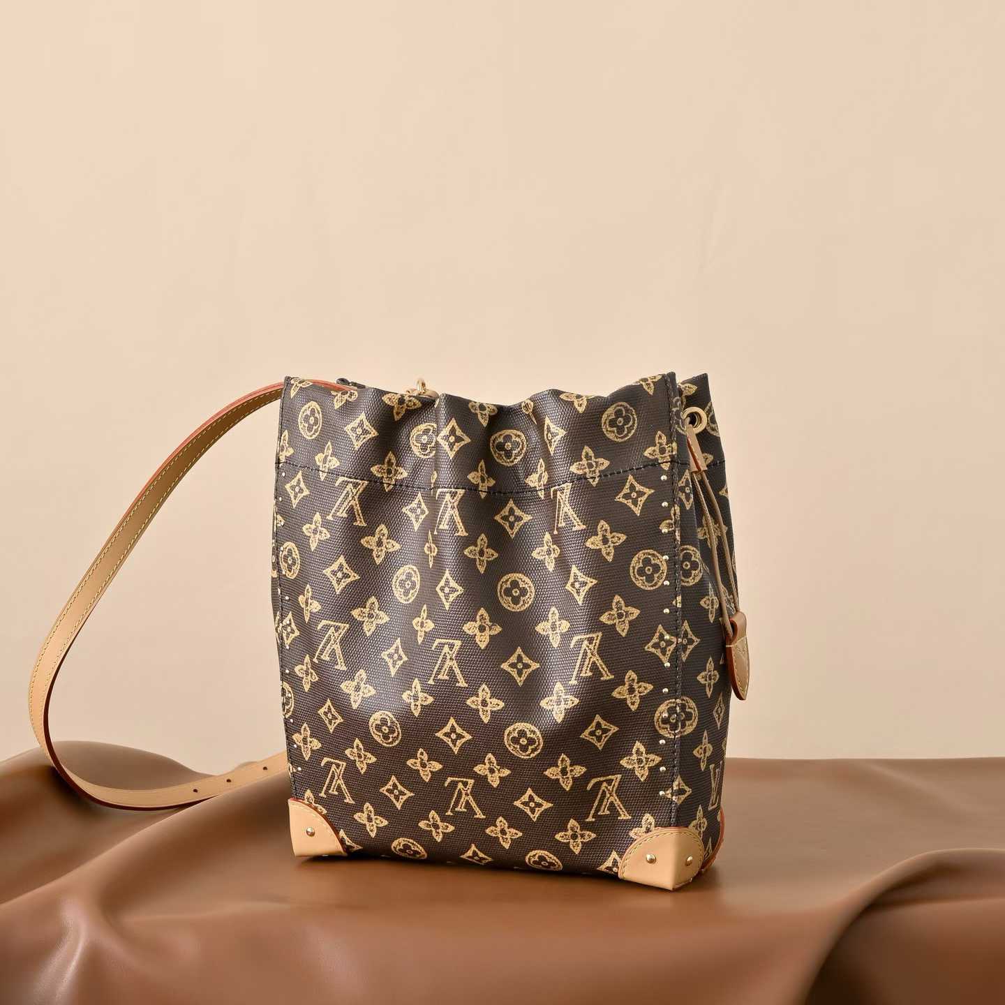 Louis Vuitton Noé Trunk M28103 view 2