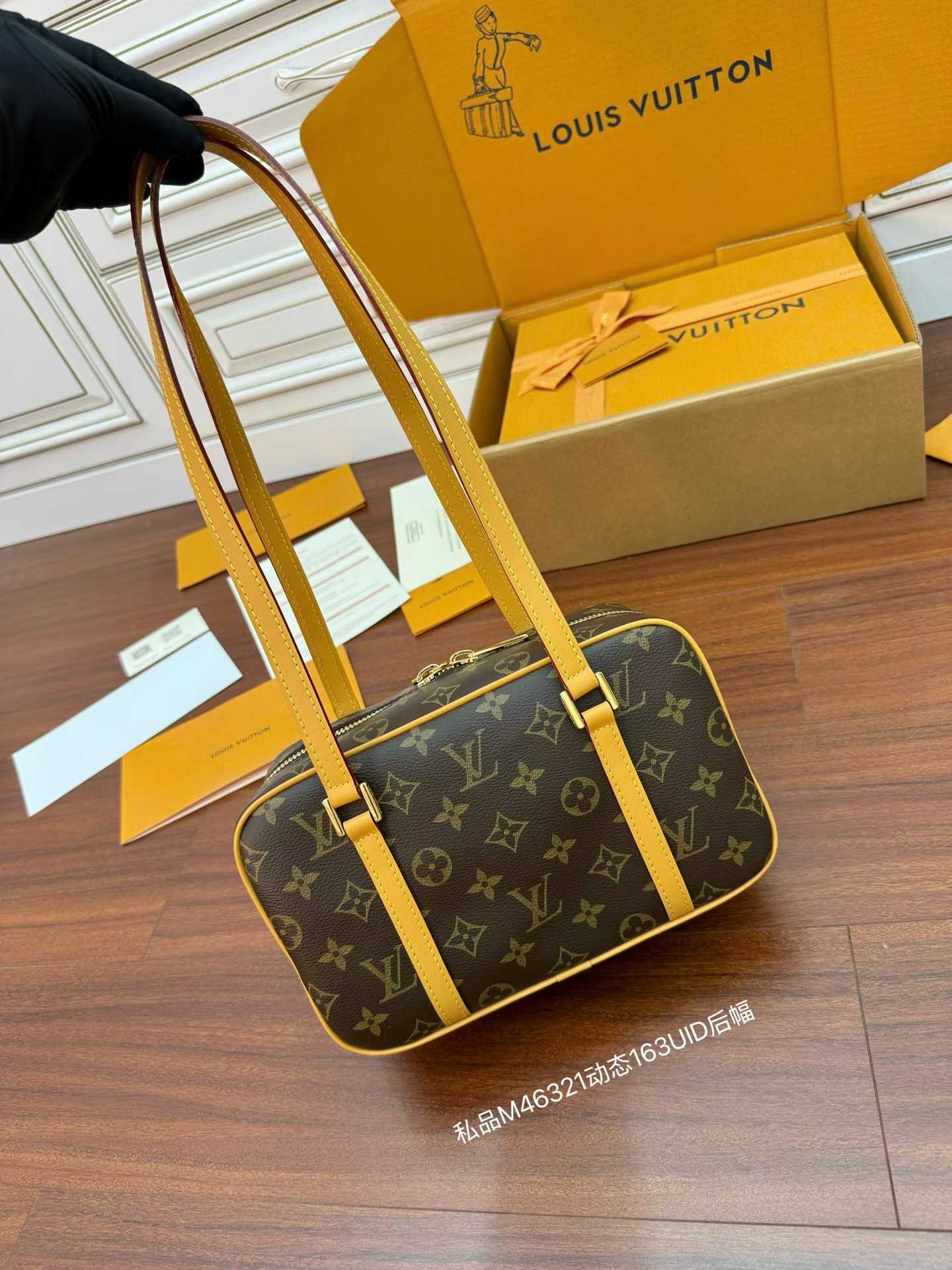 Louis Vuitton M46321 Shoulder bag view 2
