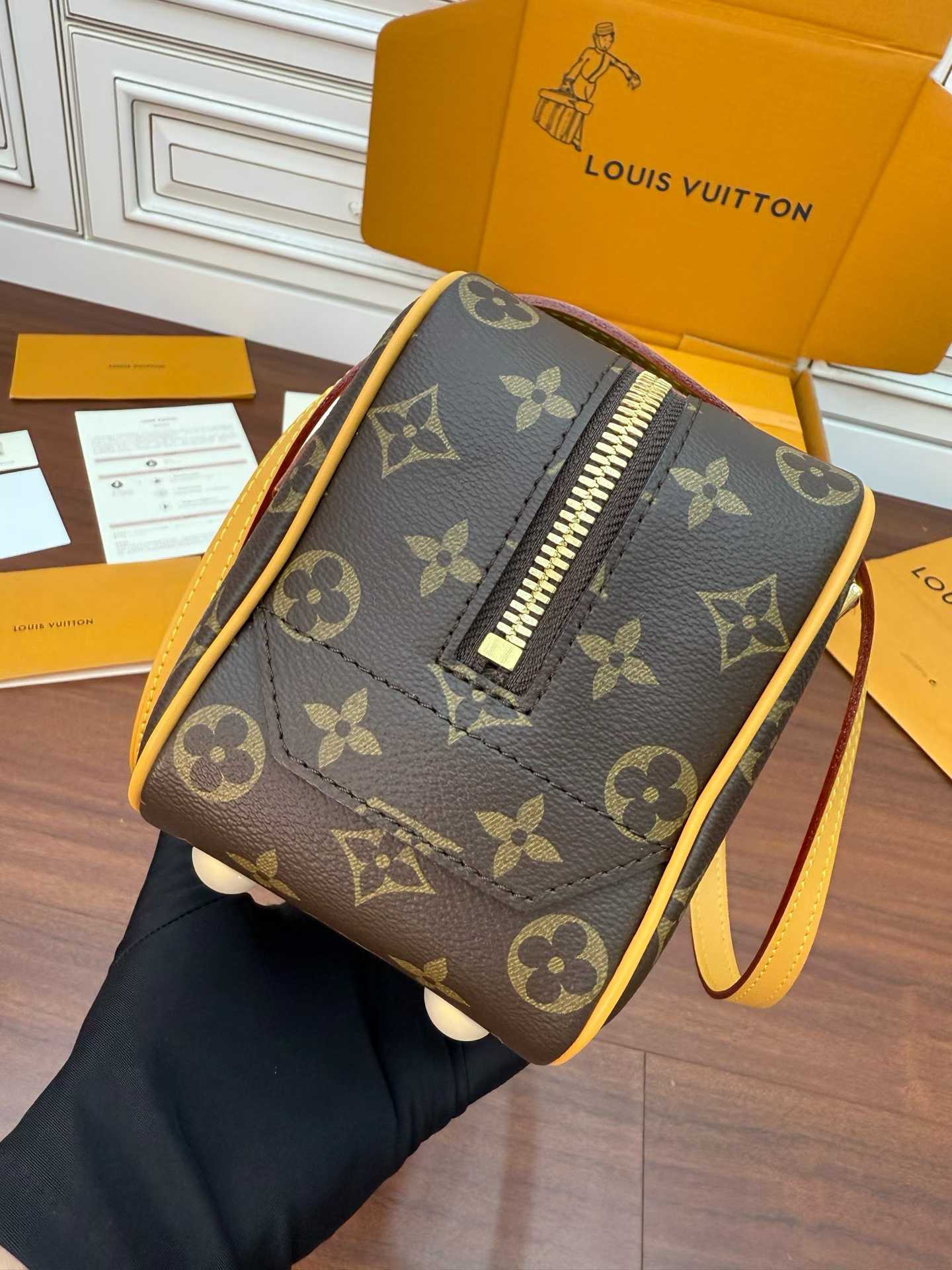 Louis Vuitton M46321 Shoulder bag view 6