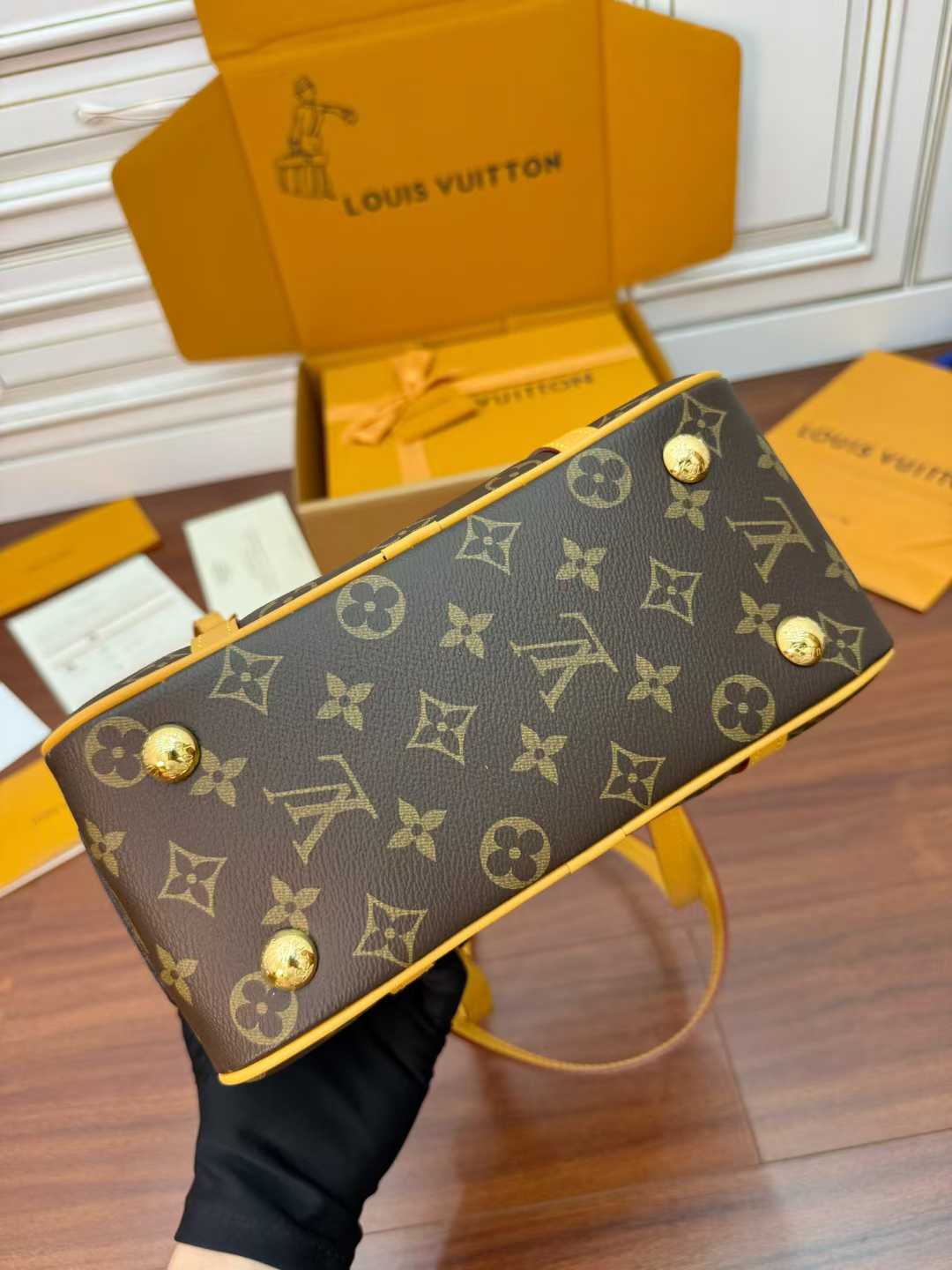 Louis Vuitton M46321 Shoulder bag view 8