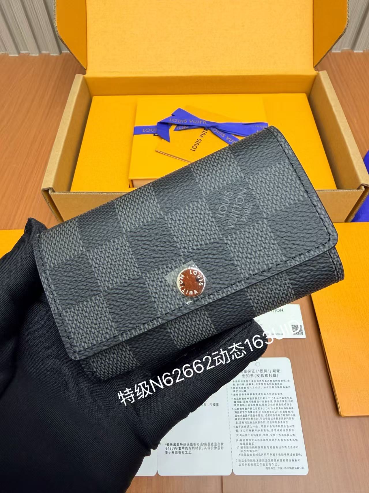 Louis Vuitton M62662 Key bag view 1