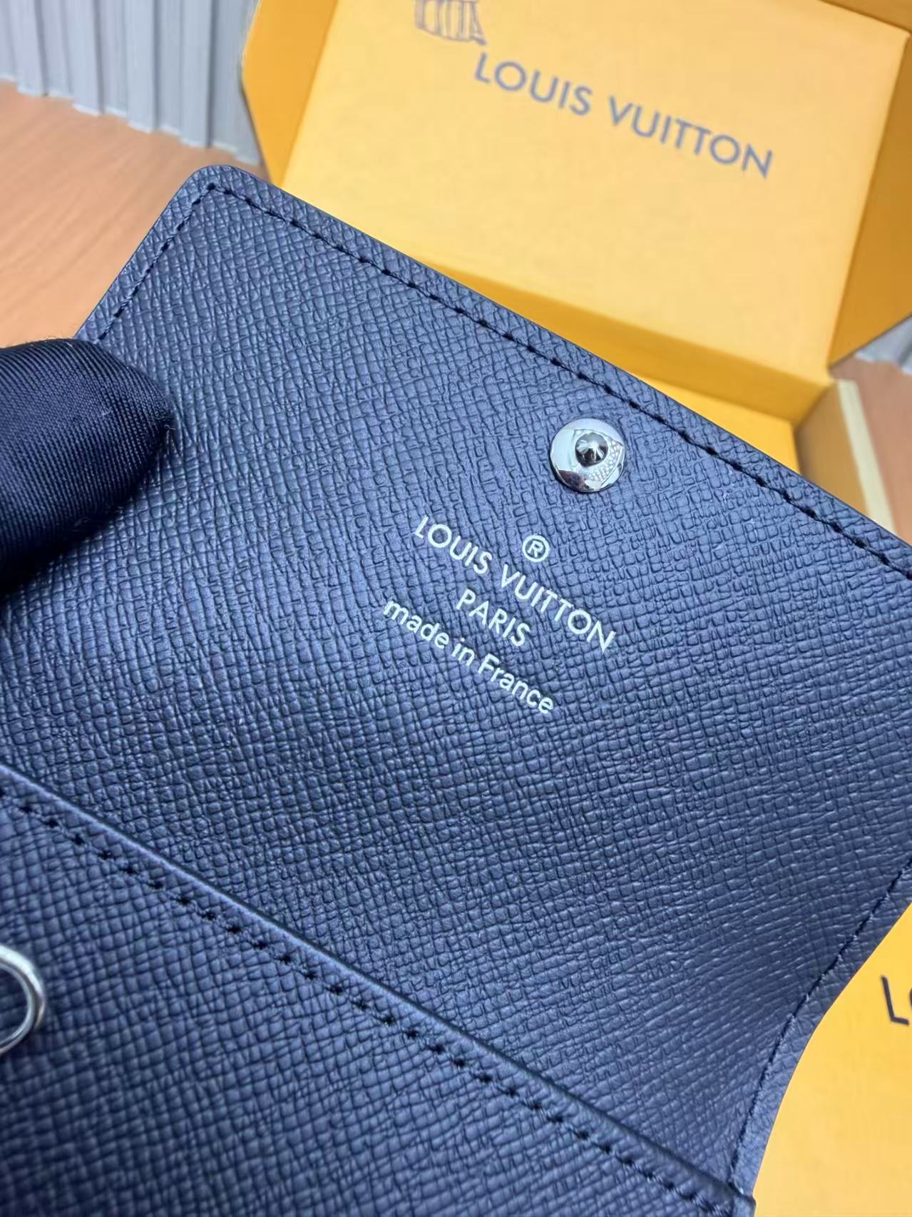 Louis Vuitton M62662 Key bag view 3