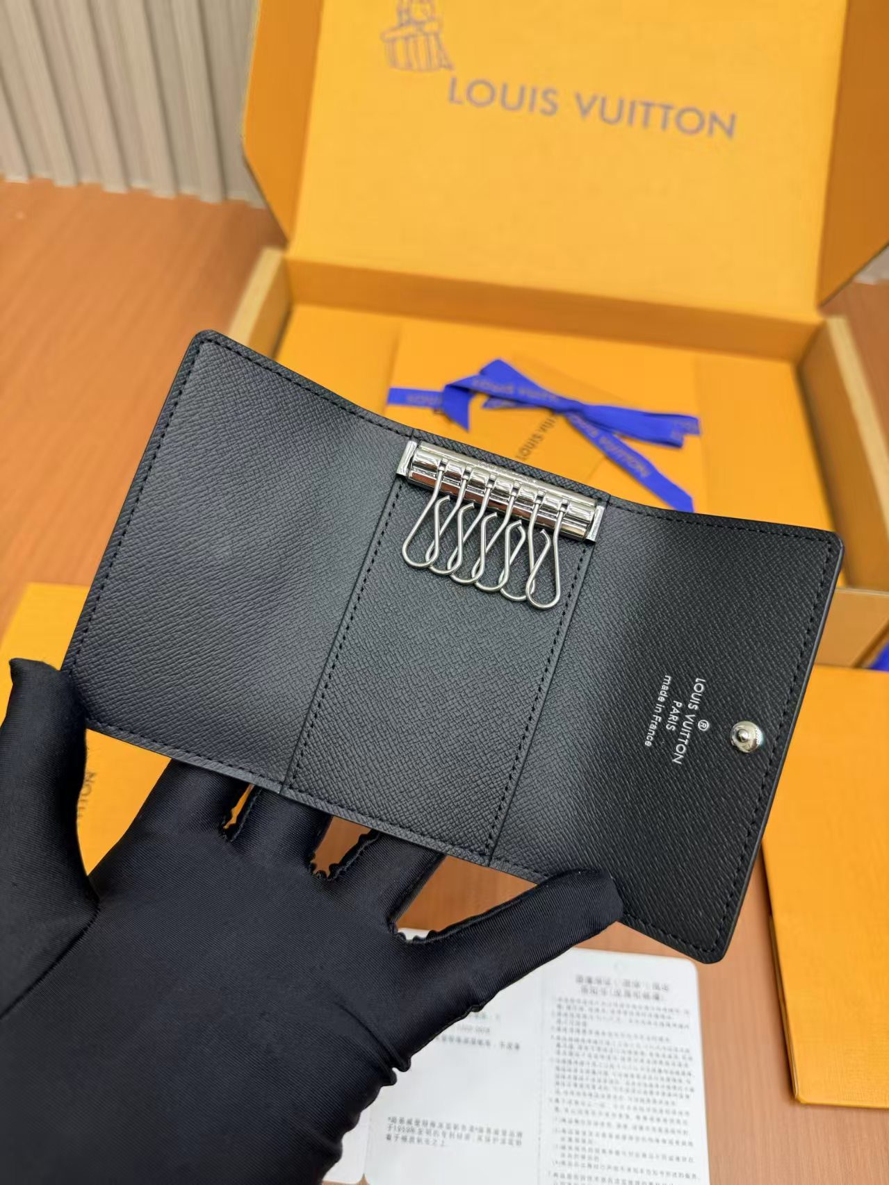 Louis Vuitton M62662 Key bag view 4