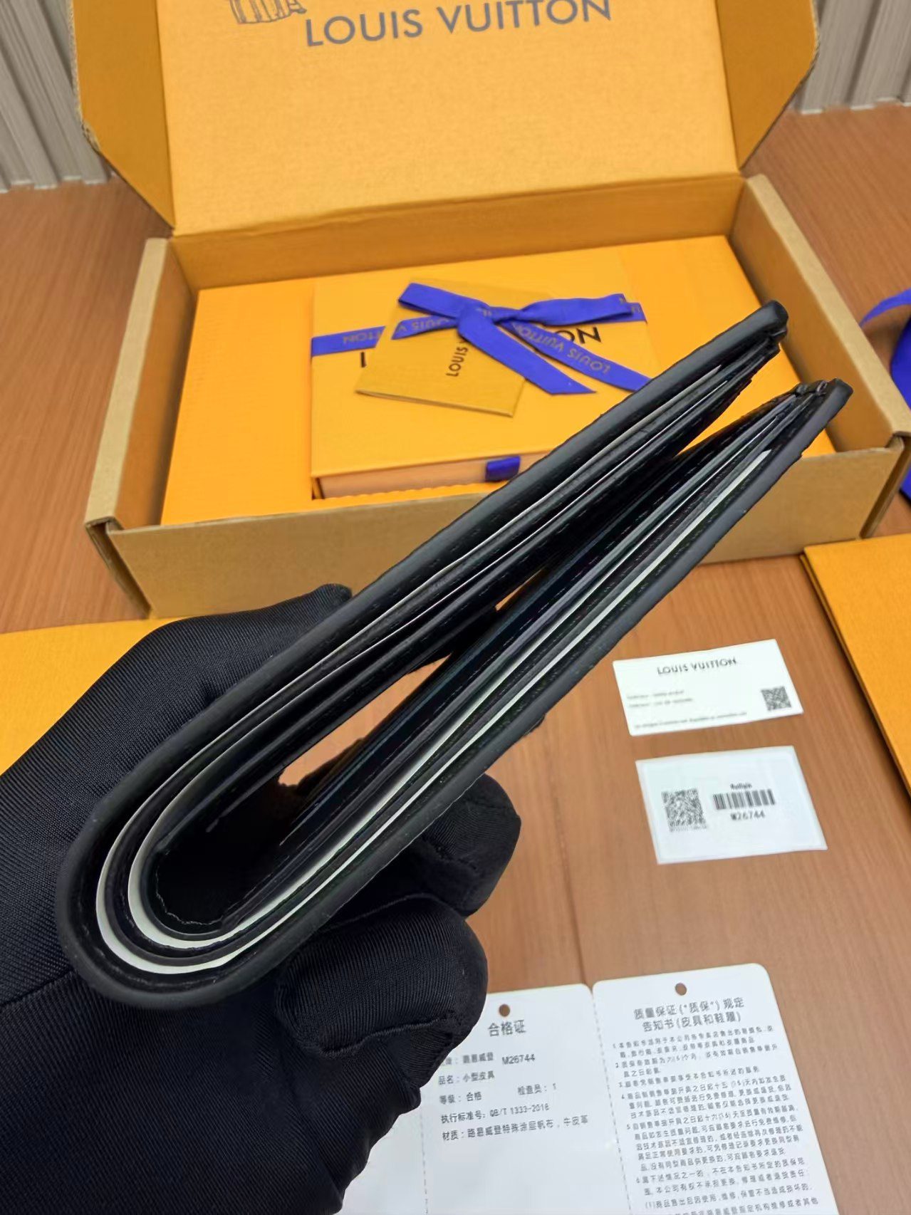 Louis Vuitton M26744 Multiple Wallet view 9