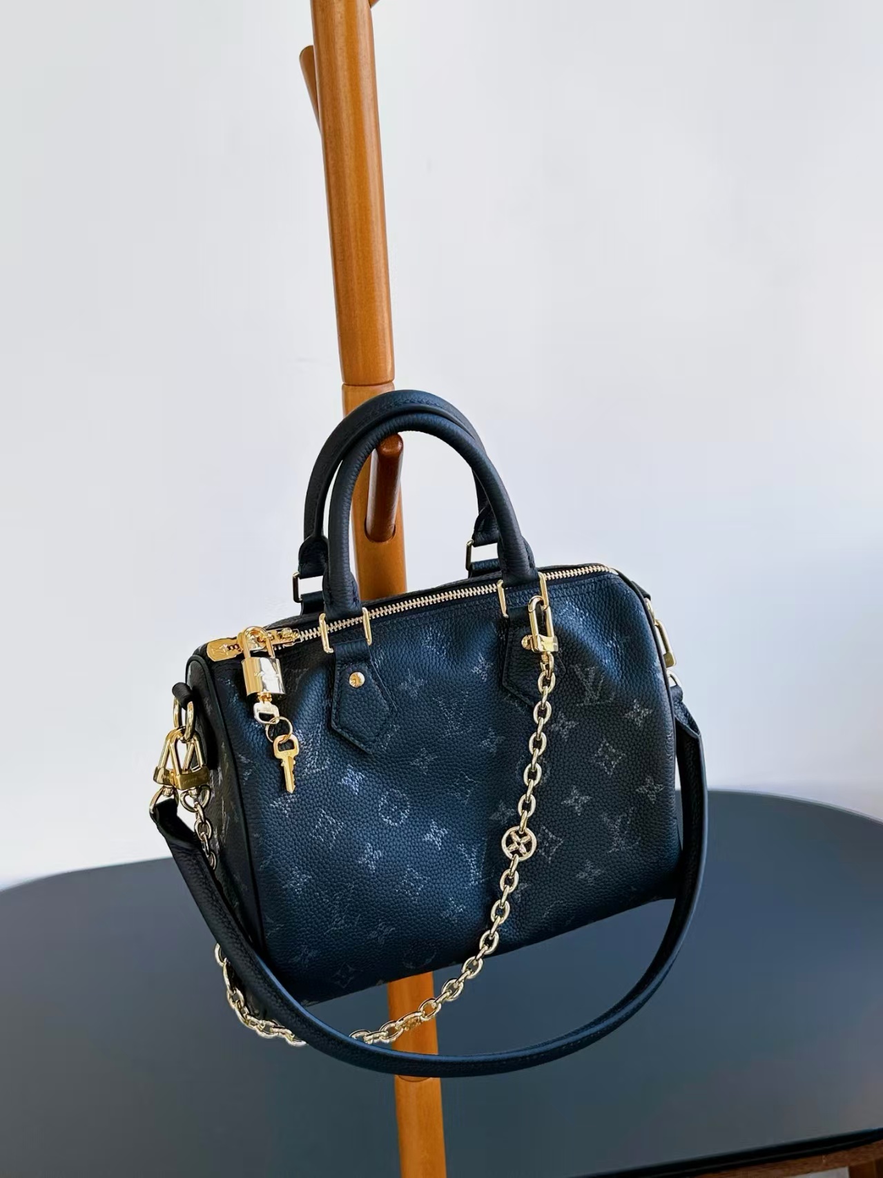 Louis Vuitton M26486 Speedy Bandoulière 25 view 1