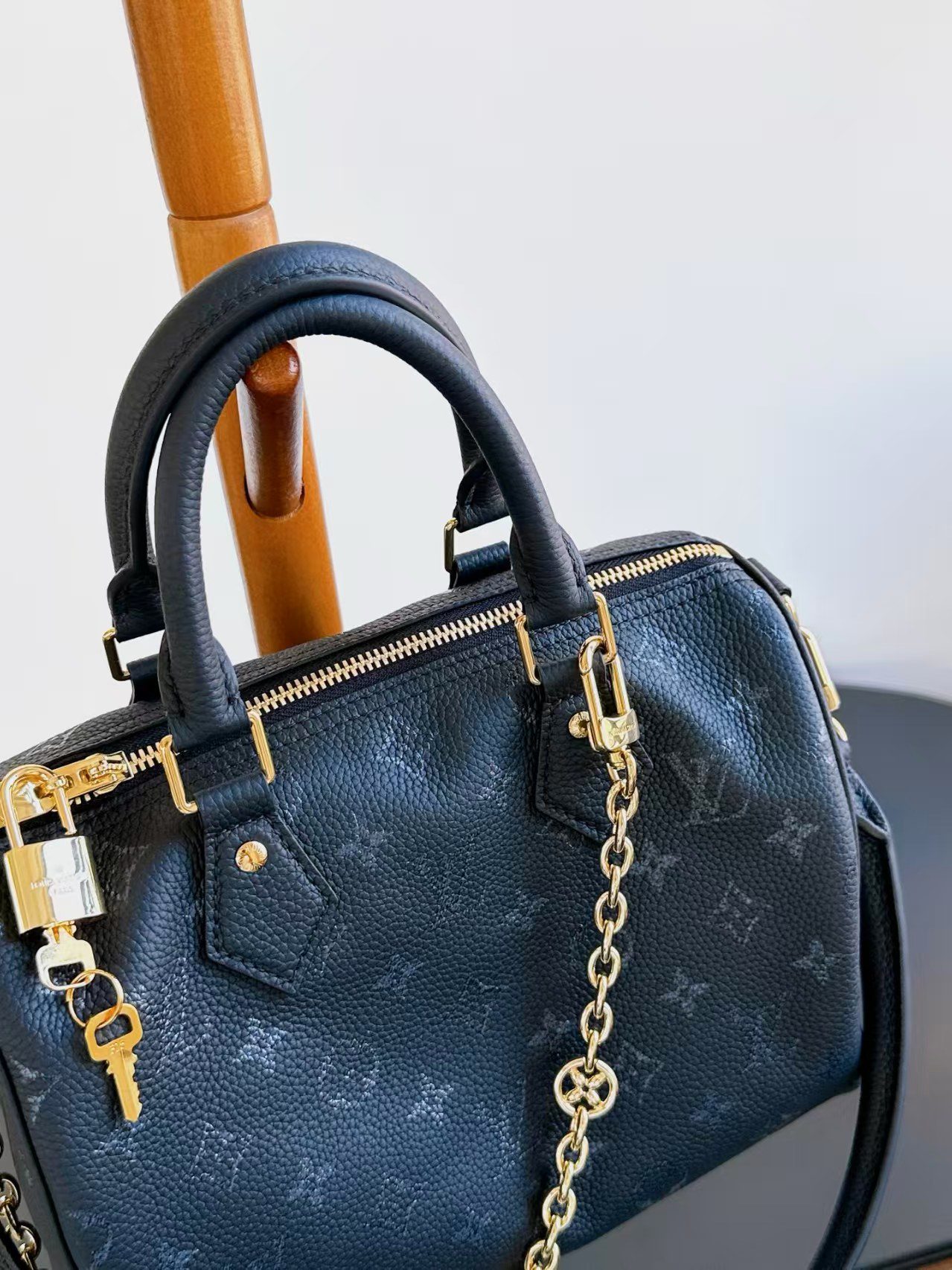 Louis Vuitton M26486 Speedy Bandoulière 25 view 2