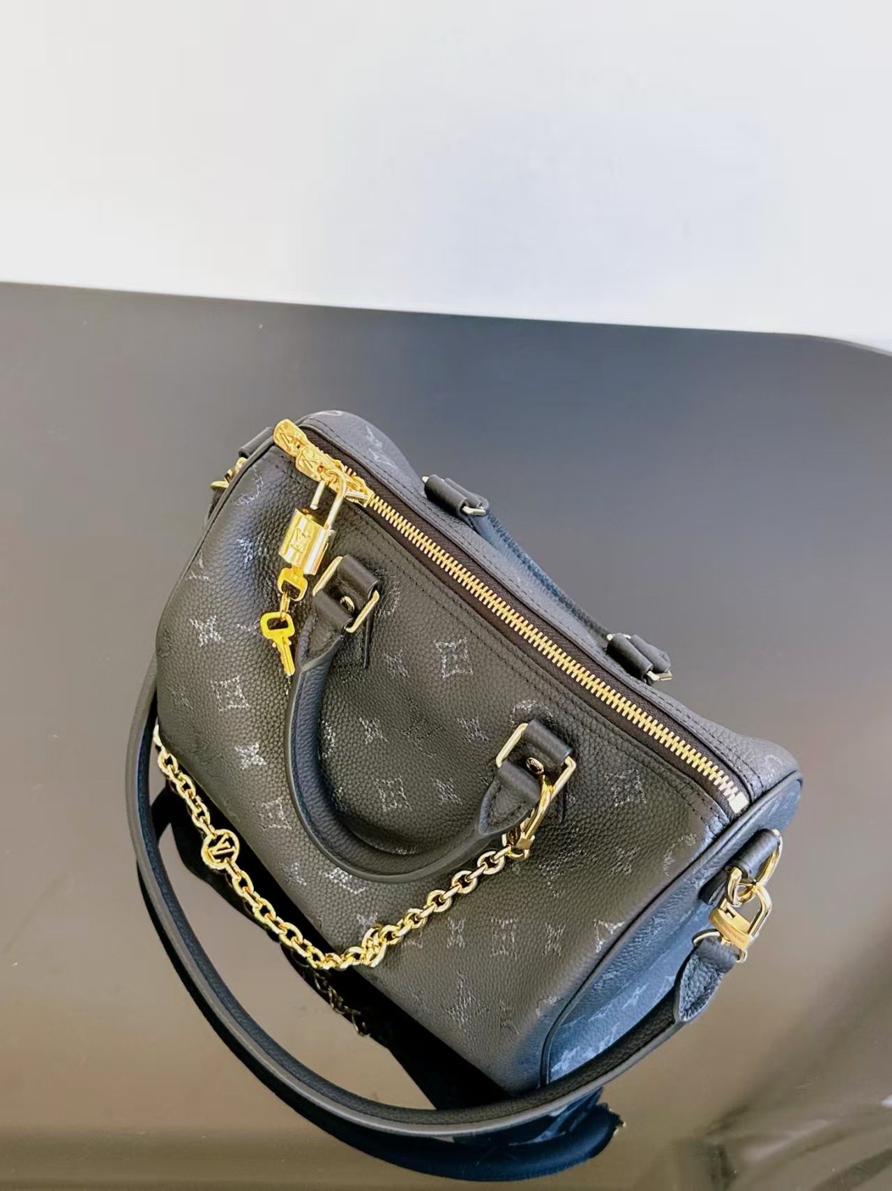 Louis Vuitton M26486 Speedy Bandoulière 25 view 3