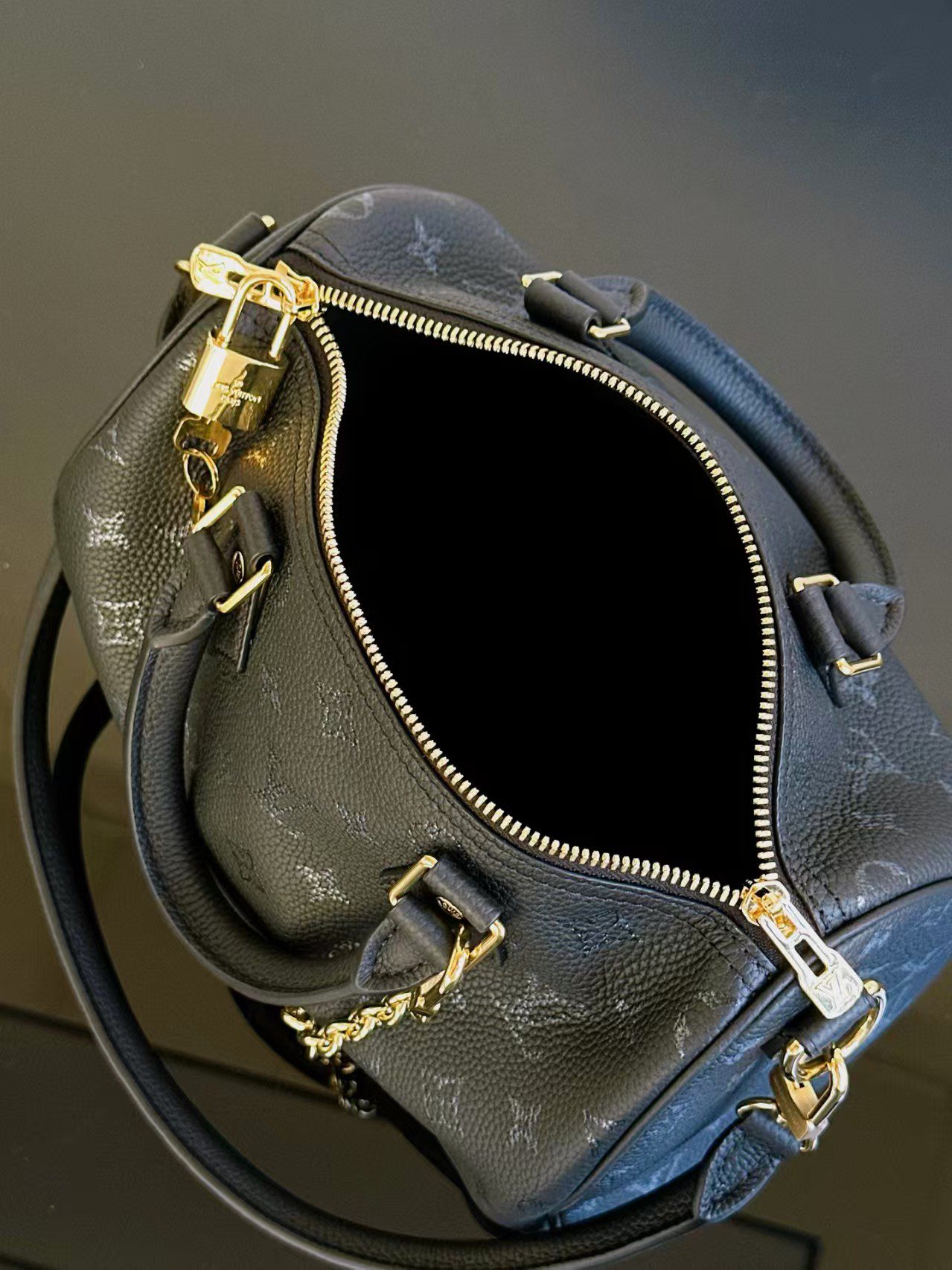 Louis Vuitton M26486 Speedy Bandoulière 25 view 8
