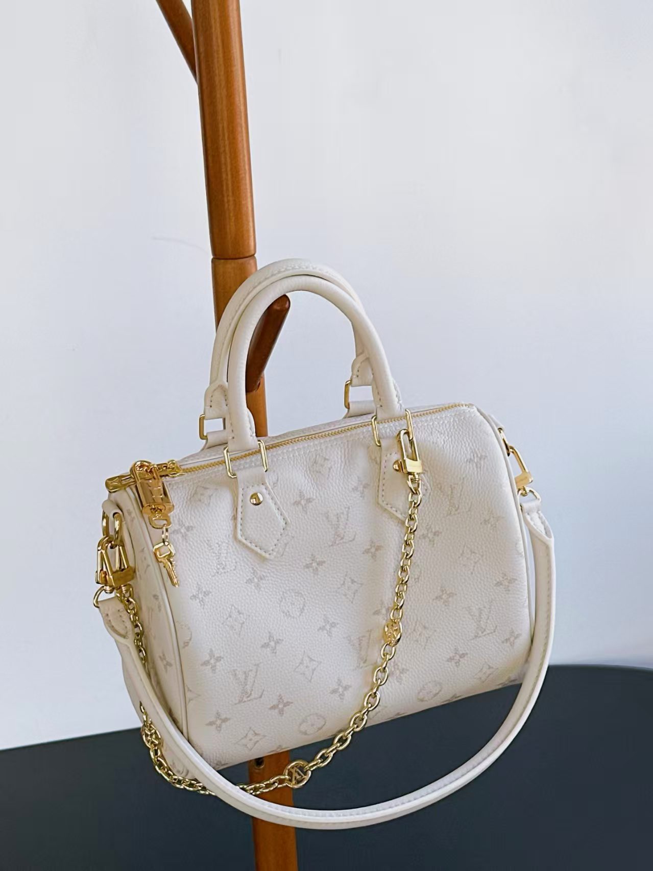 Louis Vuitton M26690 Speedy Bandoulière 25 view 1