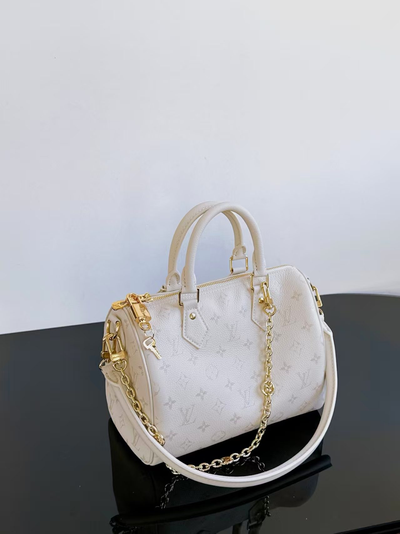 Louis Vuitton M26690 Speedy Bandoulière 25 view 2