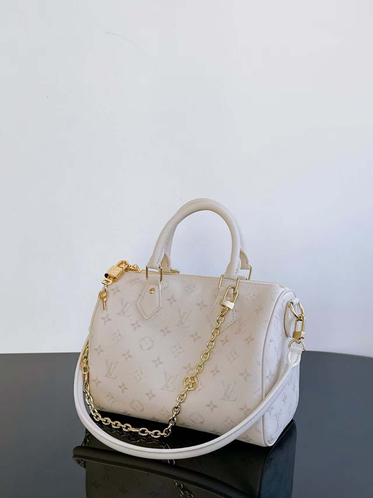 Louis Vuitton M26690 Speedy Bandoulière 25 view 3