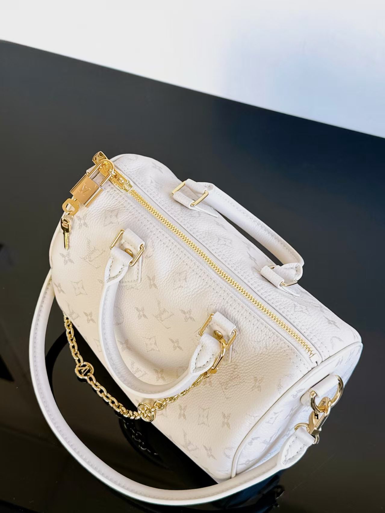 Louis Vuitton M26690 Speedy Bandoulière 25 view 4