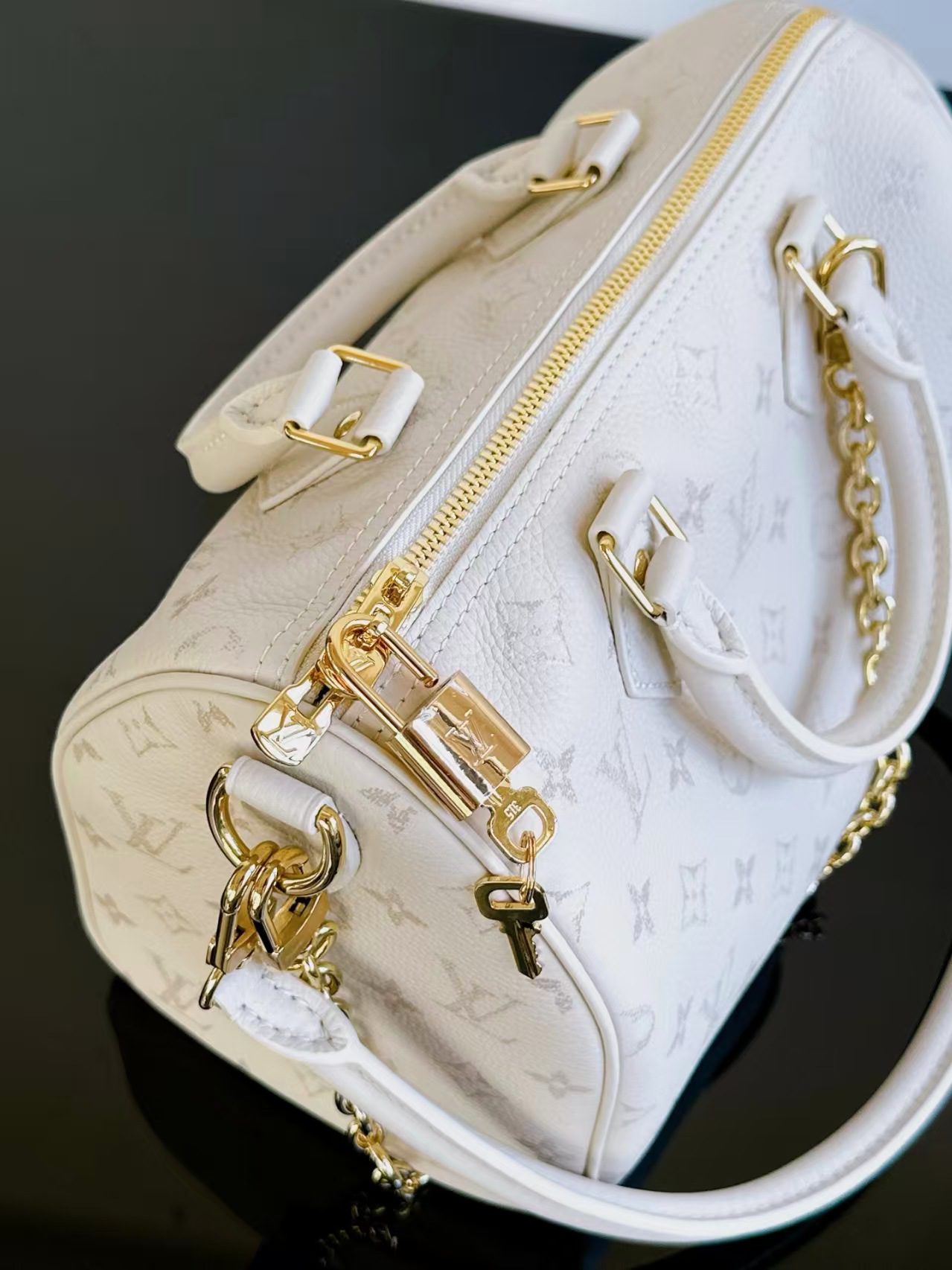 Louis Vuitton M26690 Speedy Bandoulière 25 view 5