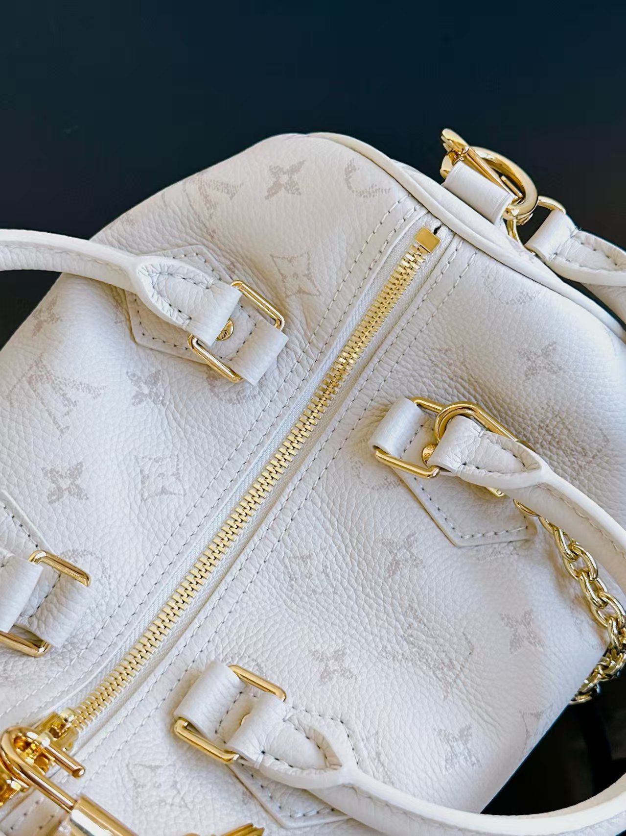 Louis Vuitton M26690 Speedy Bandoulière 25 view 6