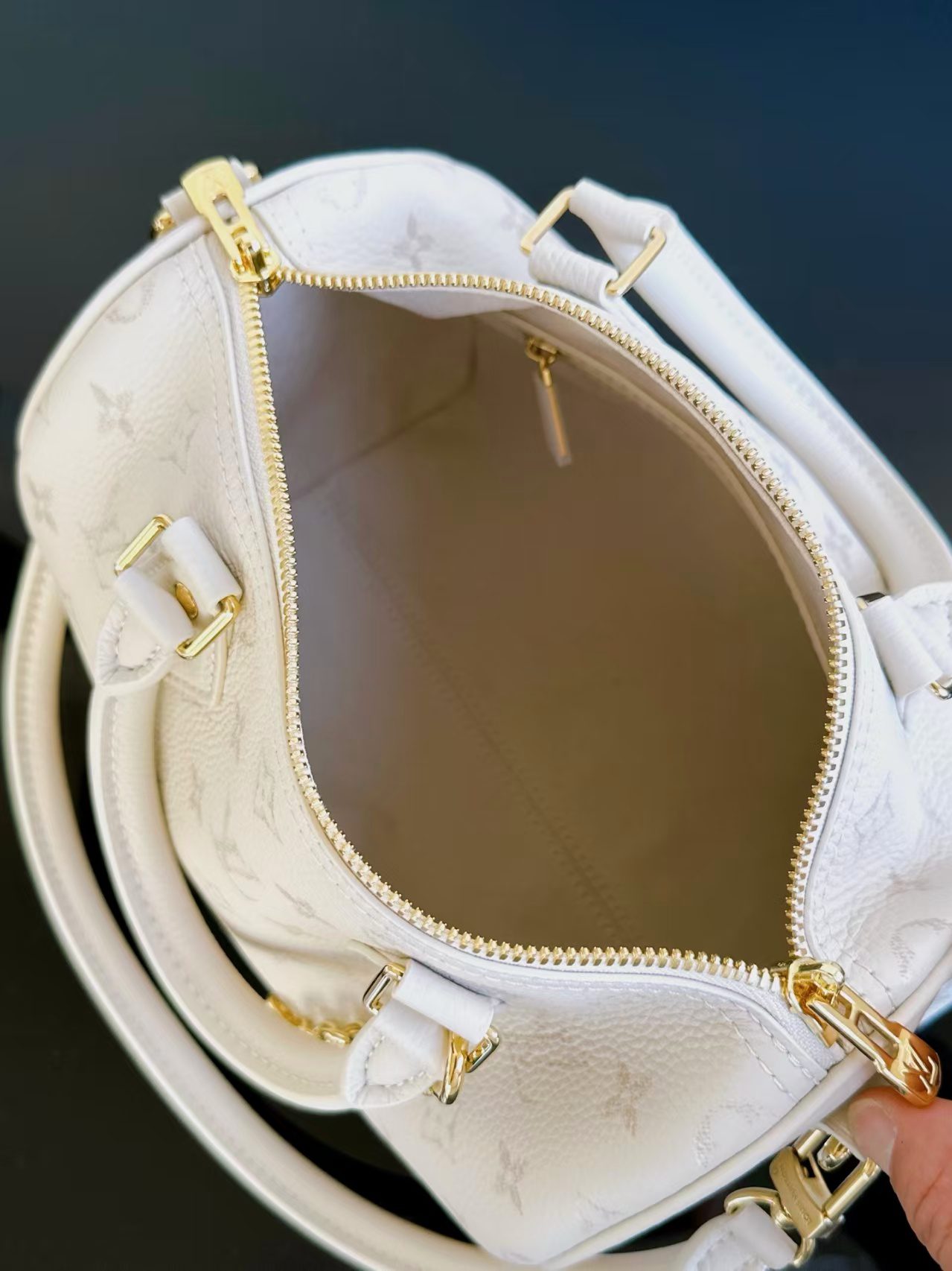 Louis Vuitton M26690 Speedy Bandoulière 25 view 8