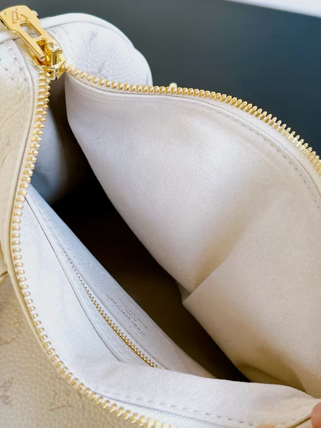 Louis Vuitton M26690 Speedy Bandoulière 25 view 9