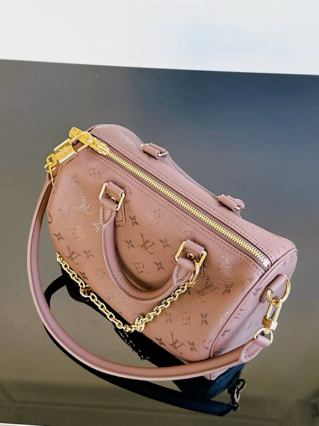 Louis Vuitton M26691 Speedy Bandoulière 25 view 3