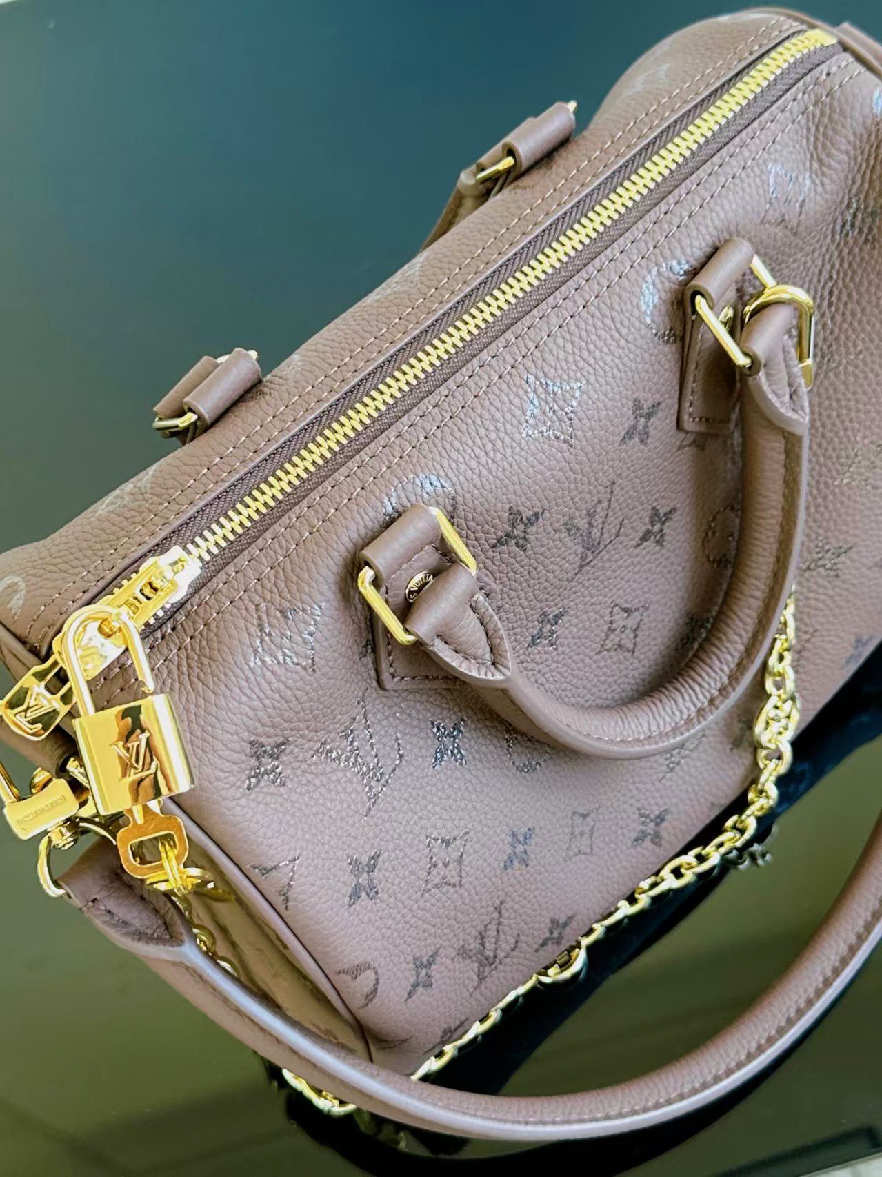 Louis Vuitton M26691 Speedy Bandoulière 25 view 4