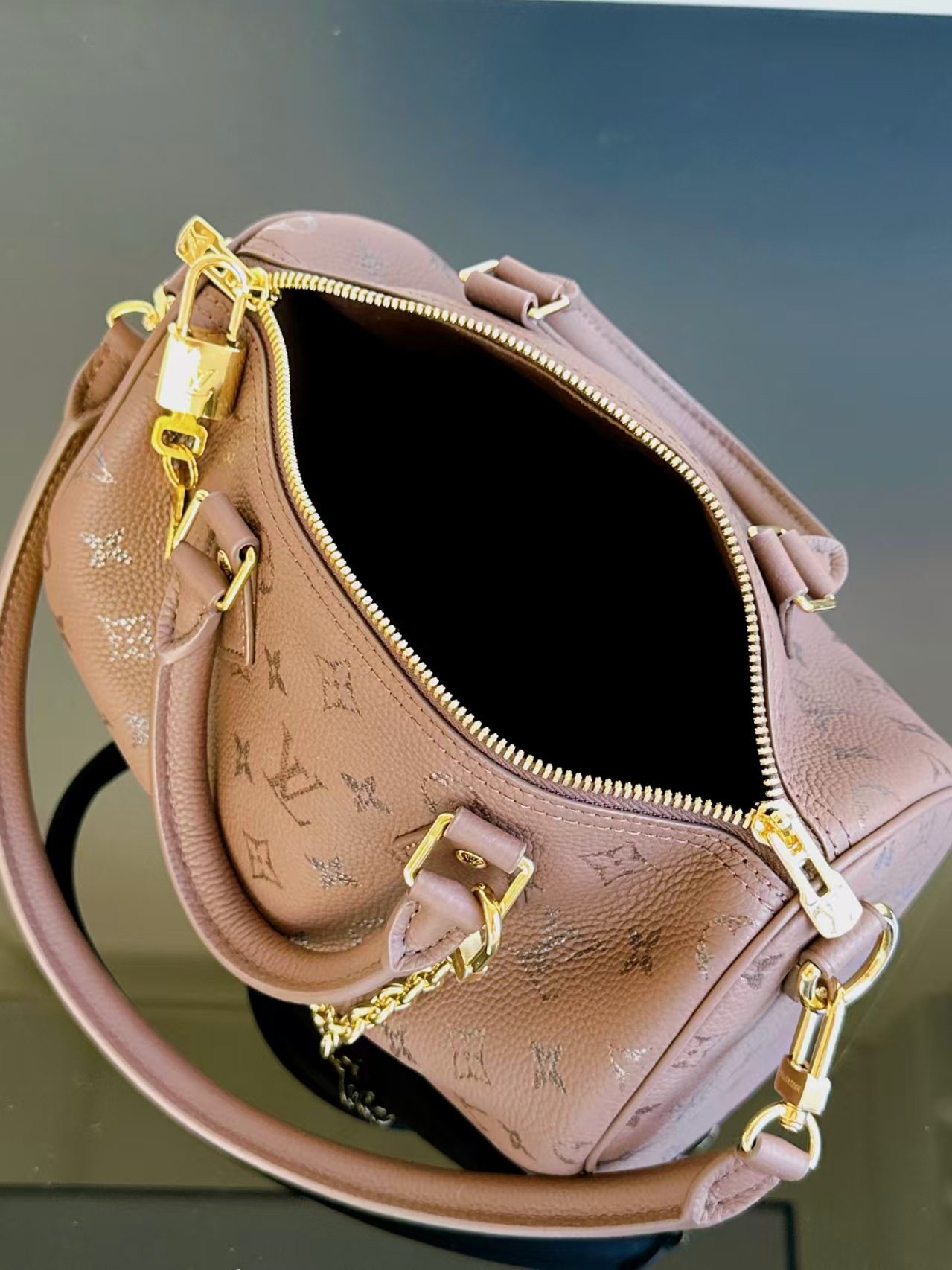 Louis Vuitton M26691 Speedy Bandoulière 25 view 6