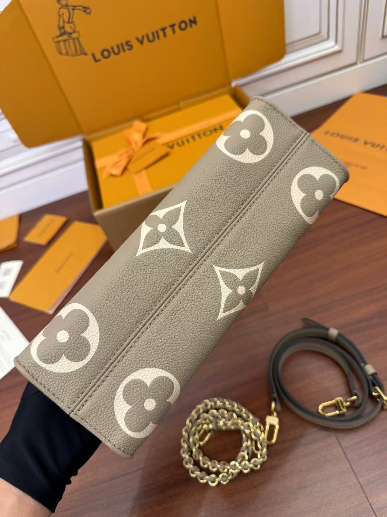 Louis Vuitton M23641 OnTheGo East West view 10