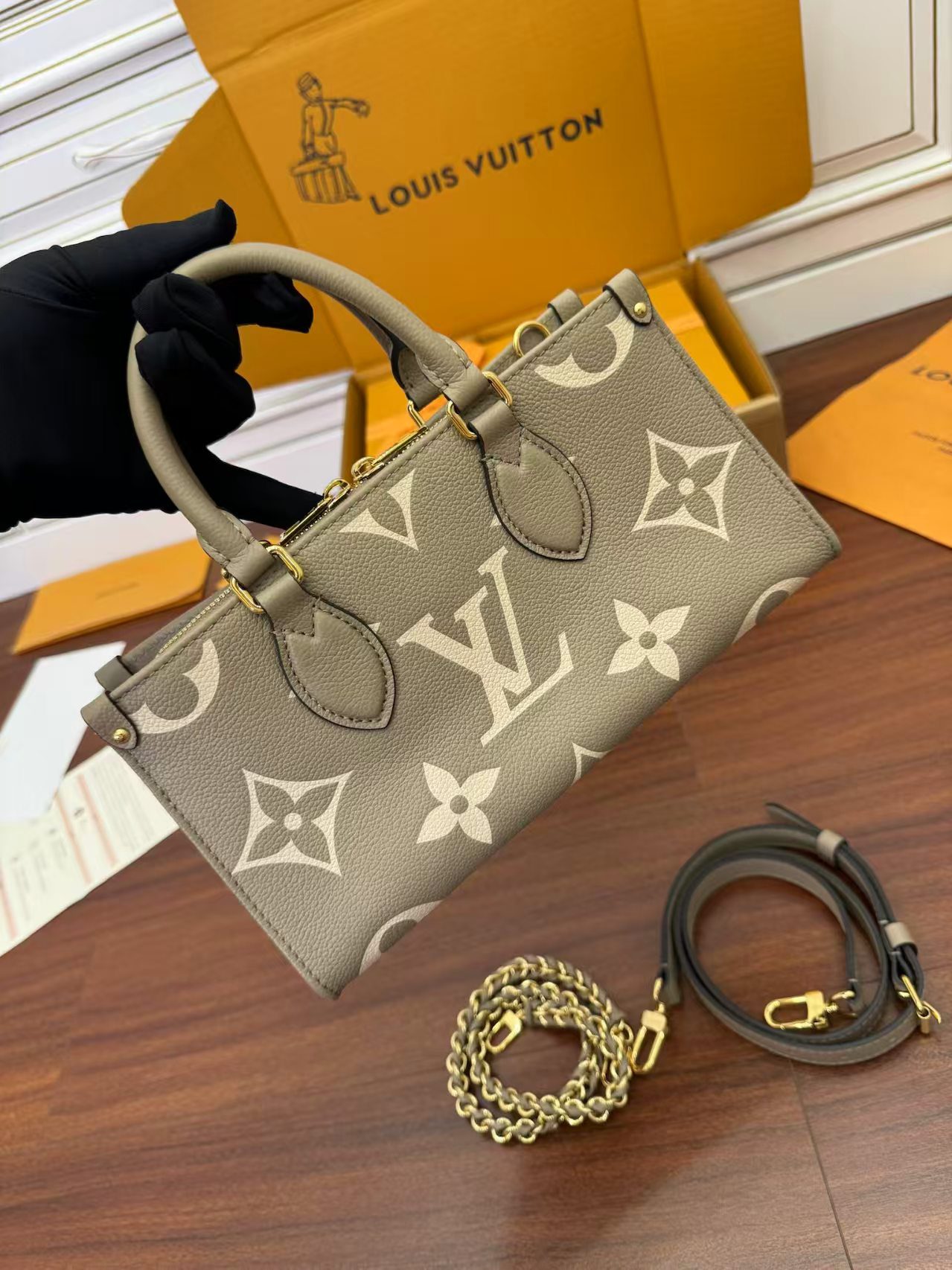 Louis Vuitton M23641 OnTheGo East West view 11