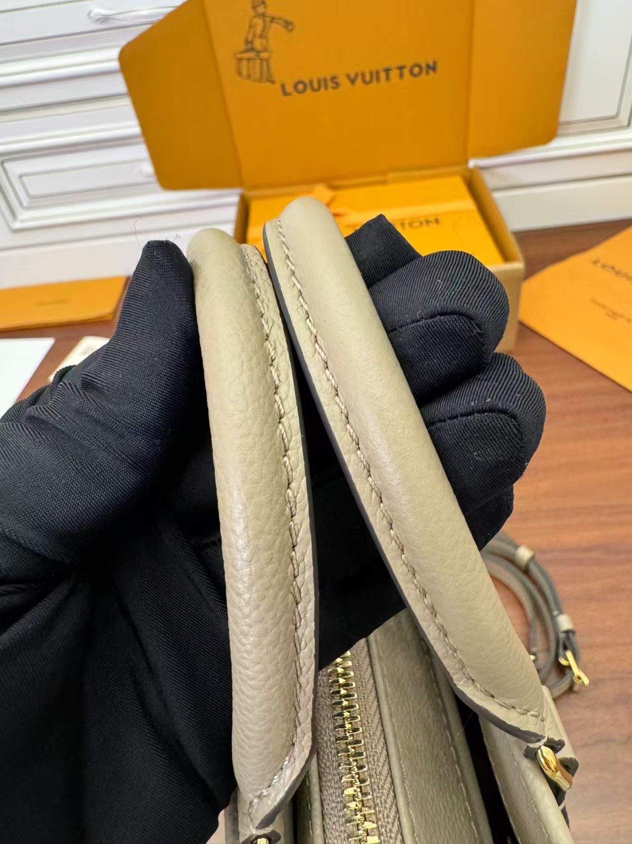 Louis Vuitton M23641 OnTheGo East West view 12