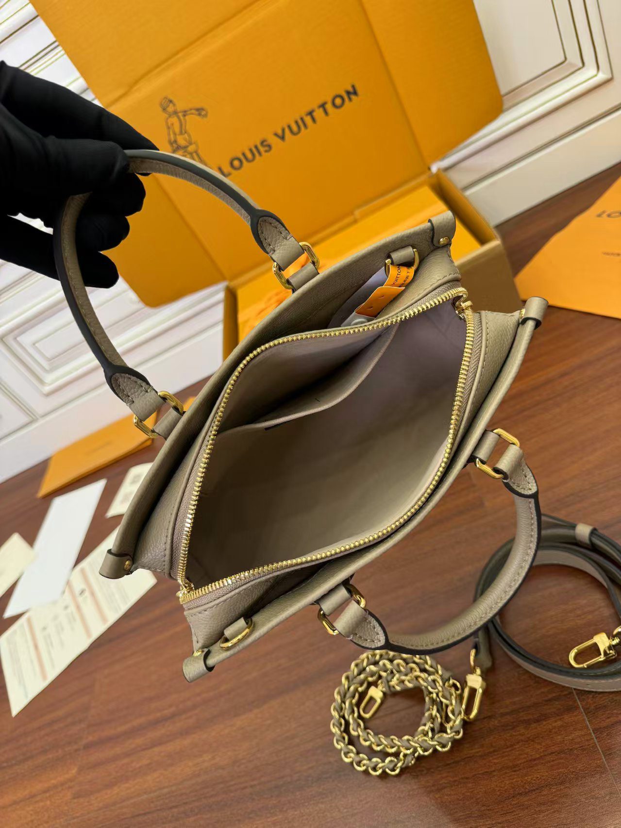 Louis Vuitton M23641 OnTheGo East West view 8