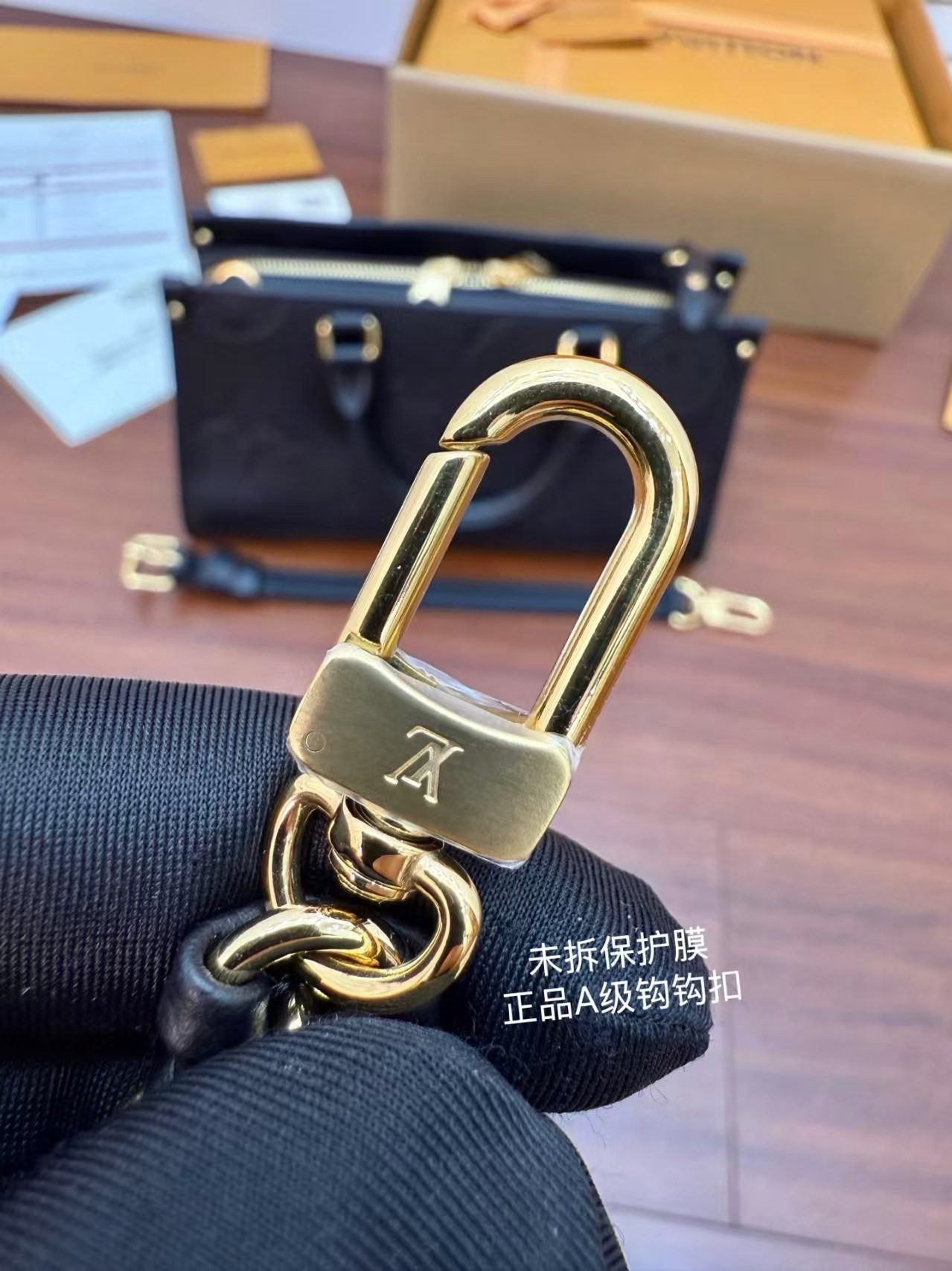 Louis Vuitton M23640 OnTheGo East West view 11