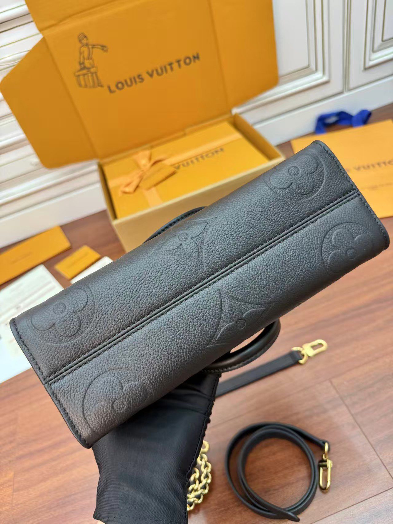 Louis Vuitton M23640 OnTheGo East West view 12