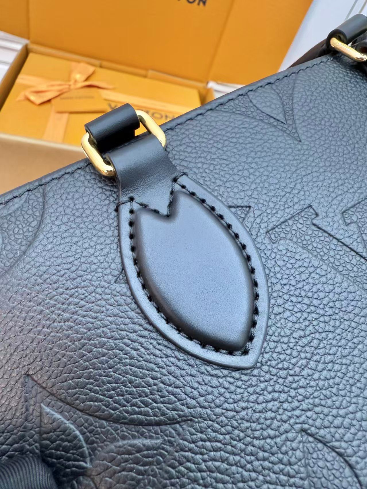 Louis Vuitton M23640 OnTheGo East West view 13