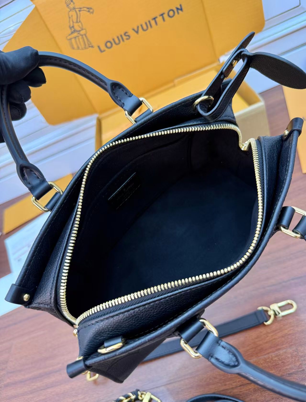 Louis Vuitton M23640 OnTheGo East West view 5